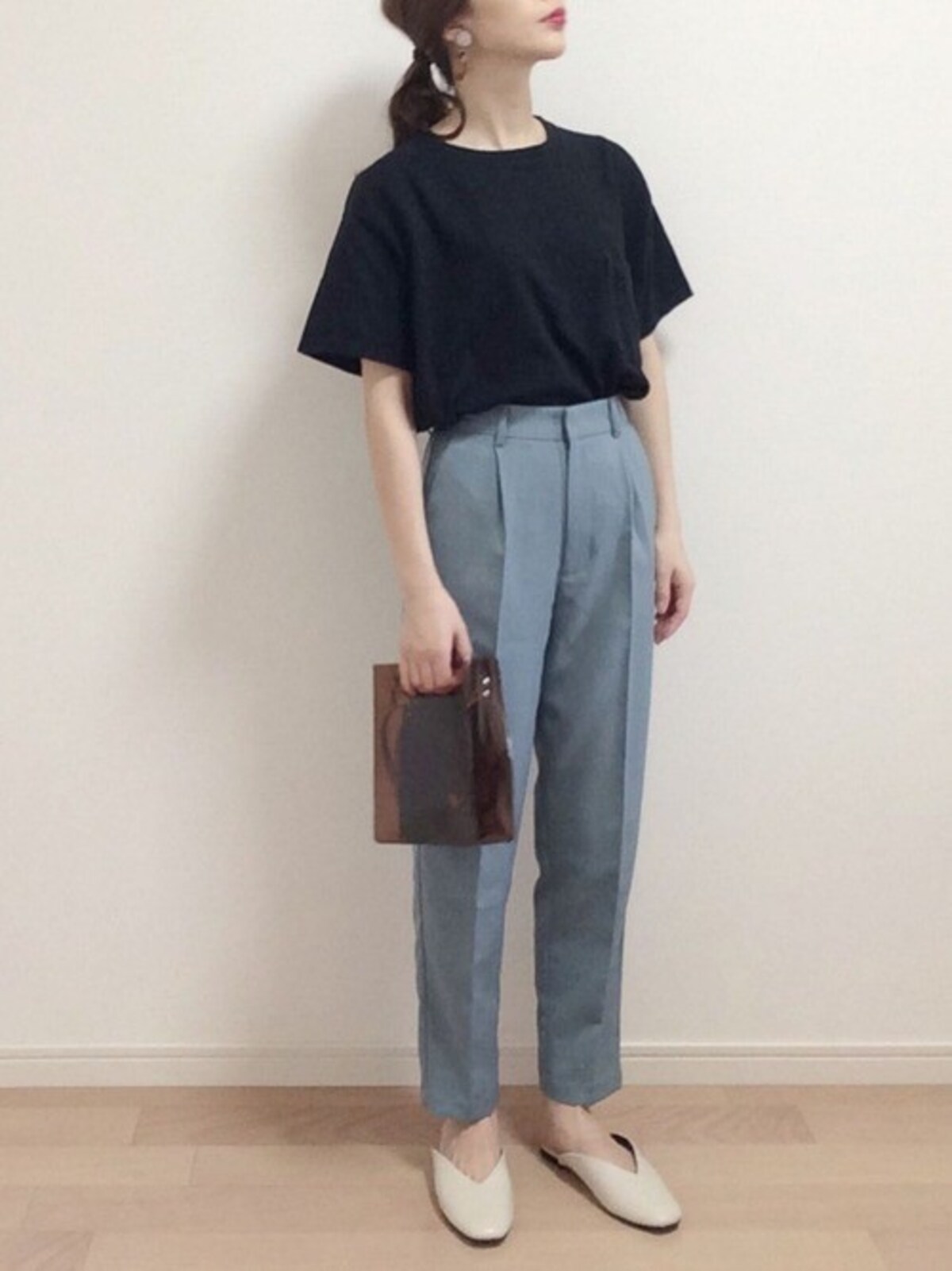 かっちりしたパンツを合わせてきれいめに　出典：WEAR