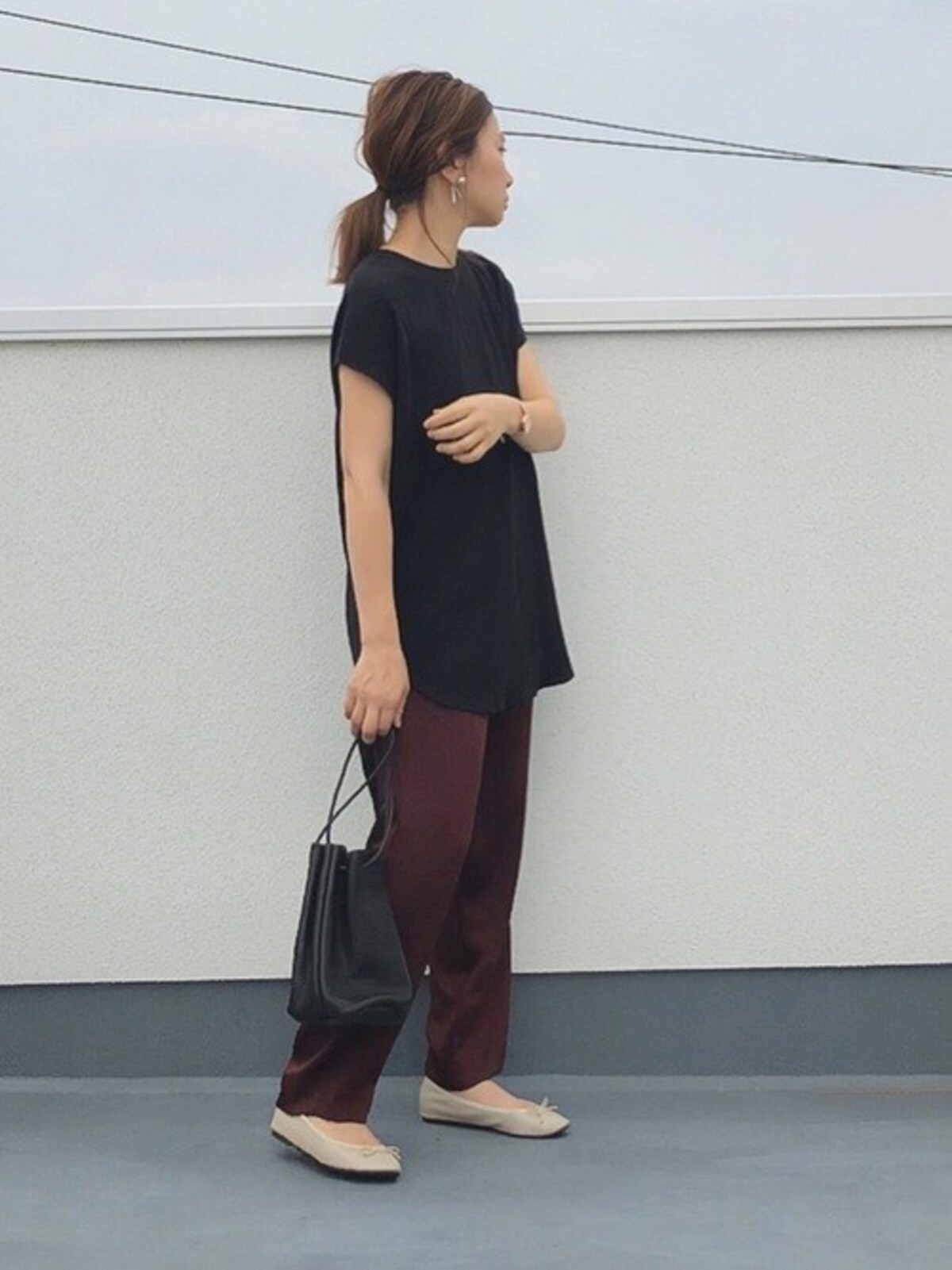 ダークカラーでまとめても腕が出ていることで程よい抜け感に　出典：WEAR