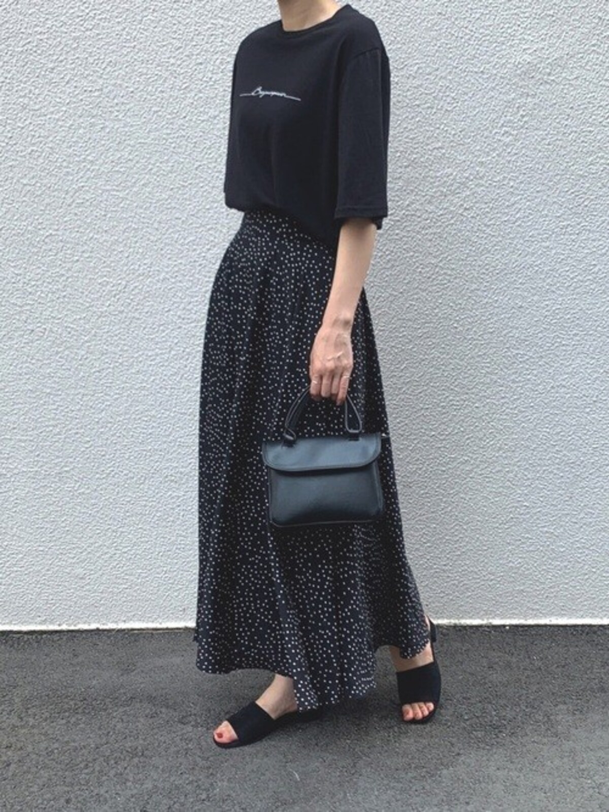 女性らしさが欲しい時は柔らか素材のフレアマキシスカートを　出典：WEAR