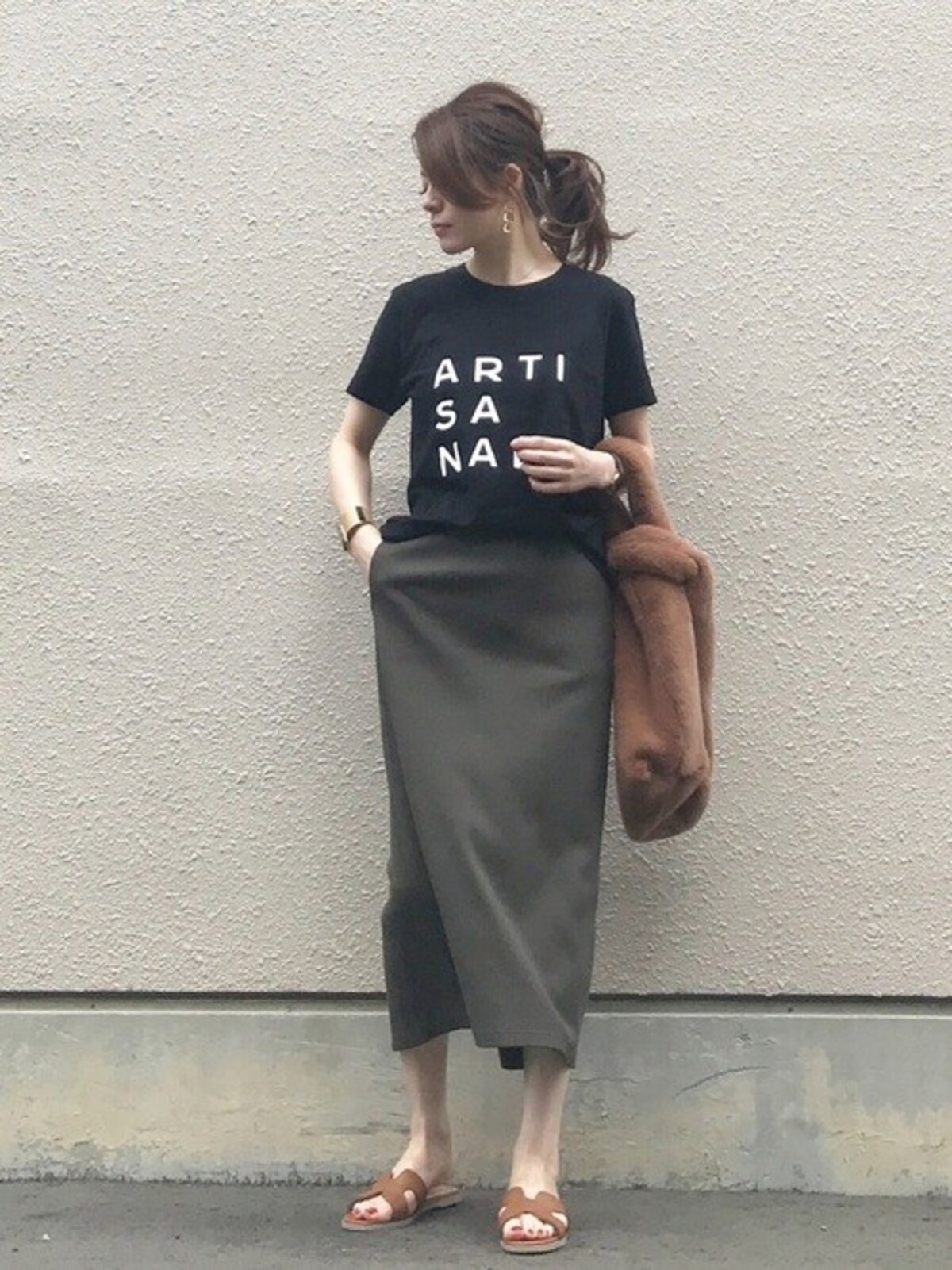 ロゴTも黒なら大人に着こなせるのが嬉しい　出典：WEAR