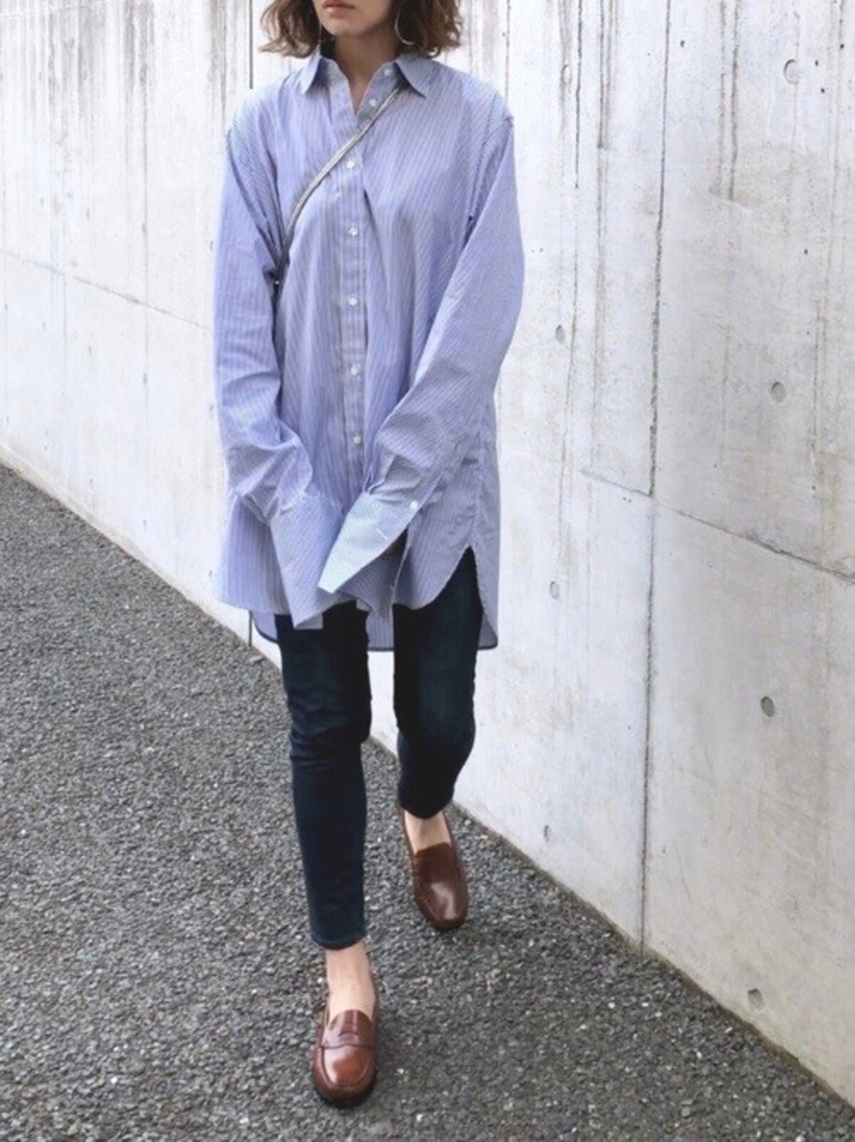 ボトムスや靴をシックに落ち着かせたら秋もOKなシャツコーデに　出典：WEAR