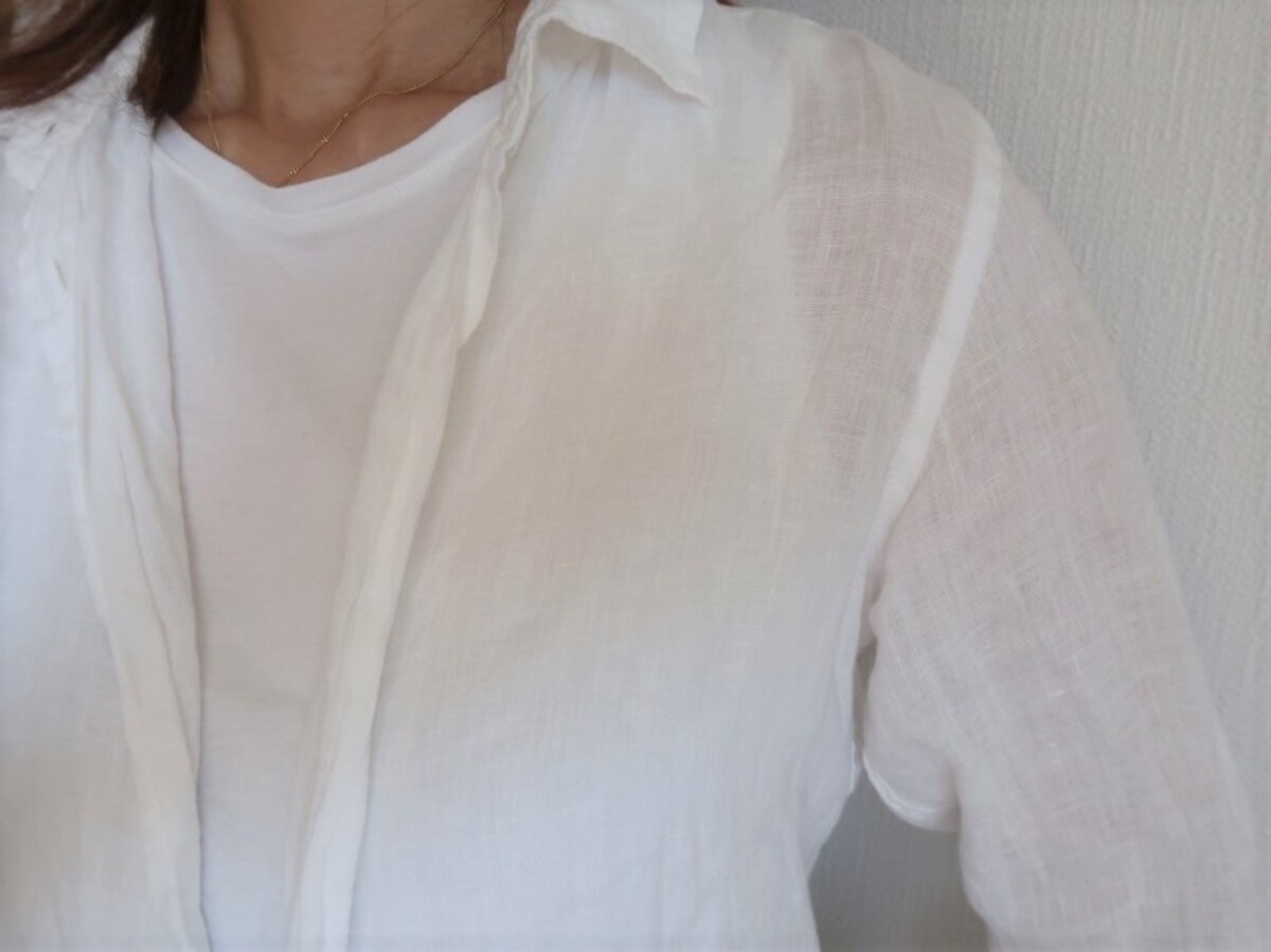 白のリネンシャツからの透け感は秋にはNGかも……