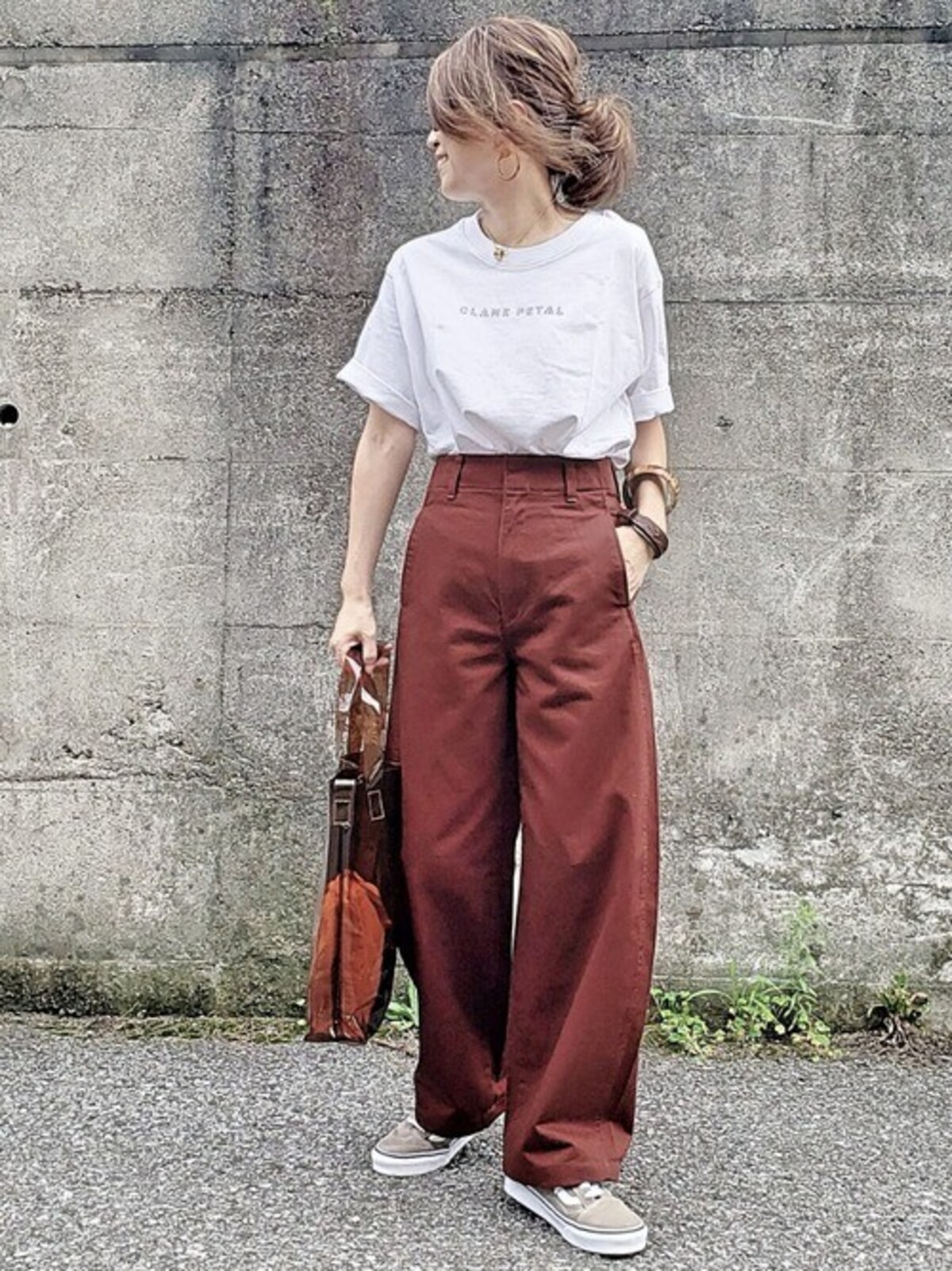 今っぽさのある赤みブラウンが大人可愛い　出典：WEAR