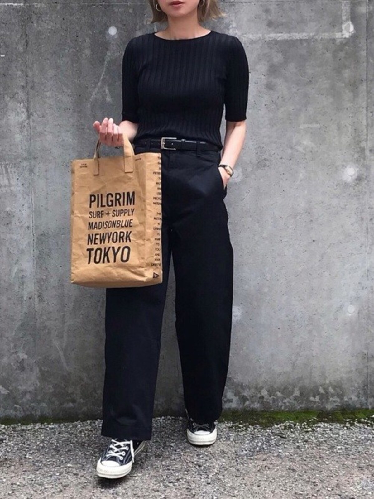 オールブラックコーデもカーブパンツで新鮮に　出典：WEAR