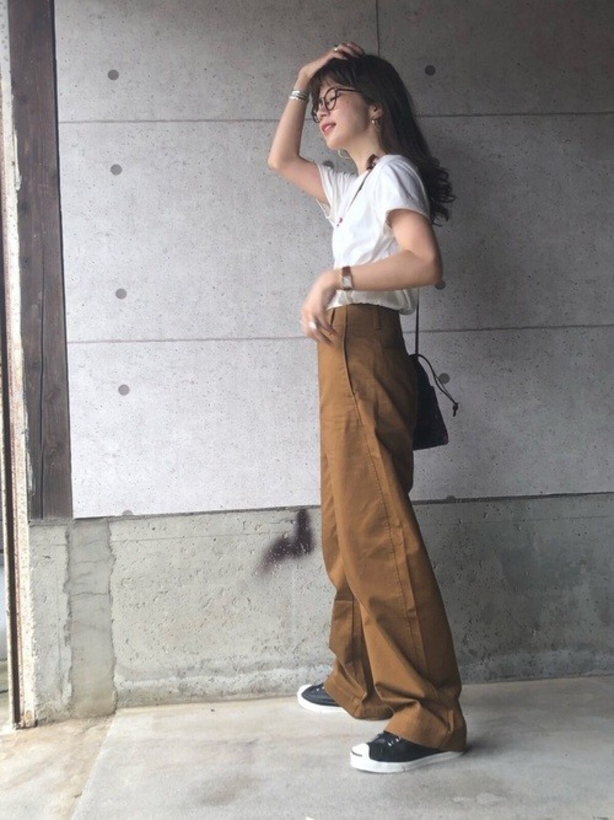 足のラインをほとんど拾わない太めのワイド感が特徴　出典：WEAR