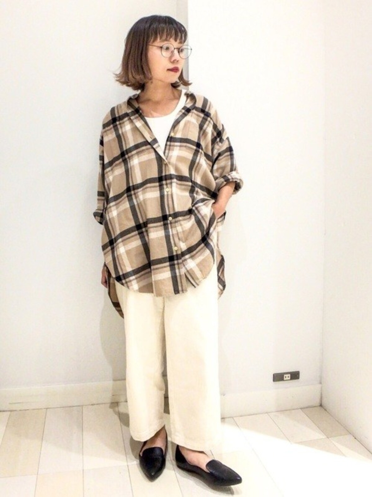 ほっこりしそうなチェックには白を合わせるとすっきり見える　出典：WEAR