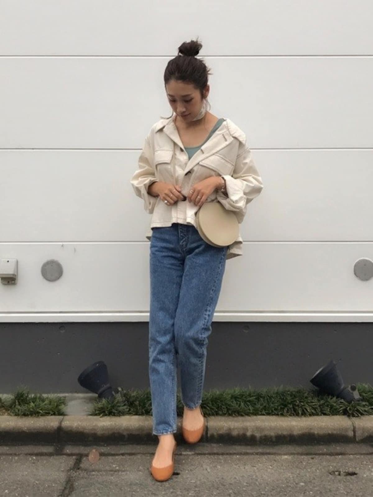 ブルーデニムにはとろみ素材のシャツが相性抜群　出典：WEAR