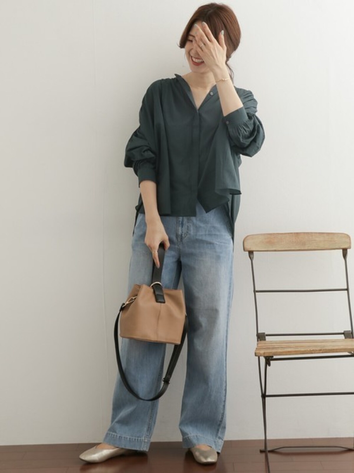 太めデニムにはダークカラーのシャツが秋らしくておすすめ　出典：WEAR