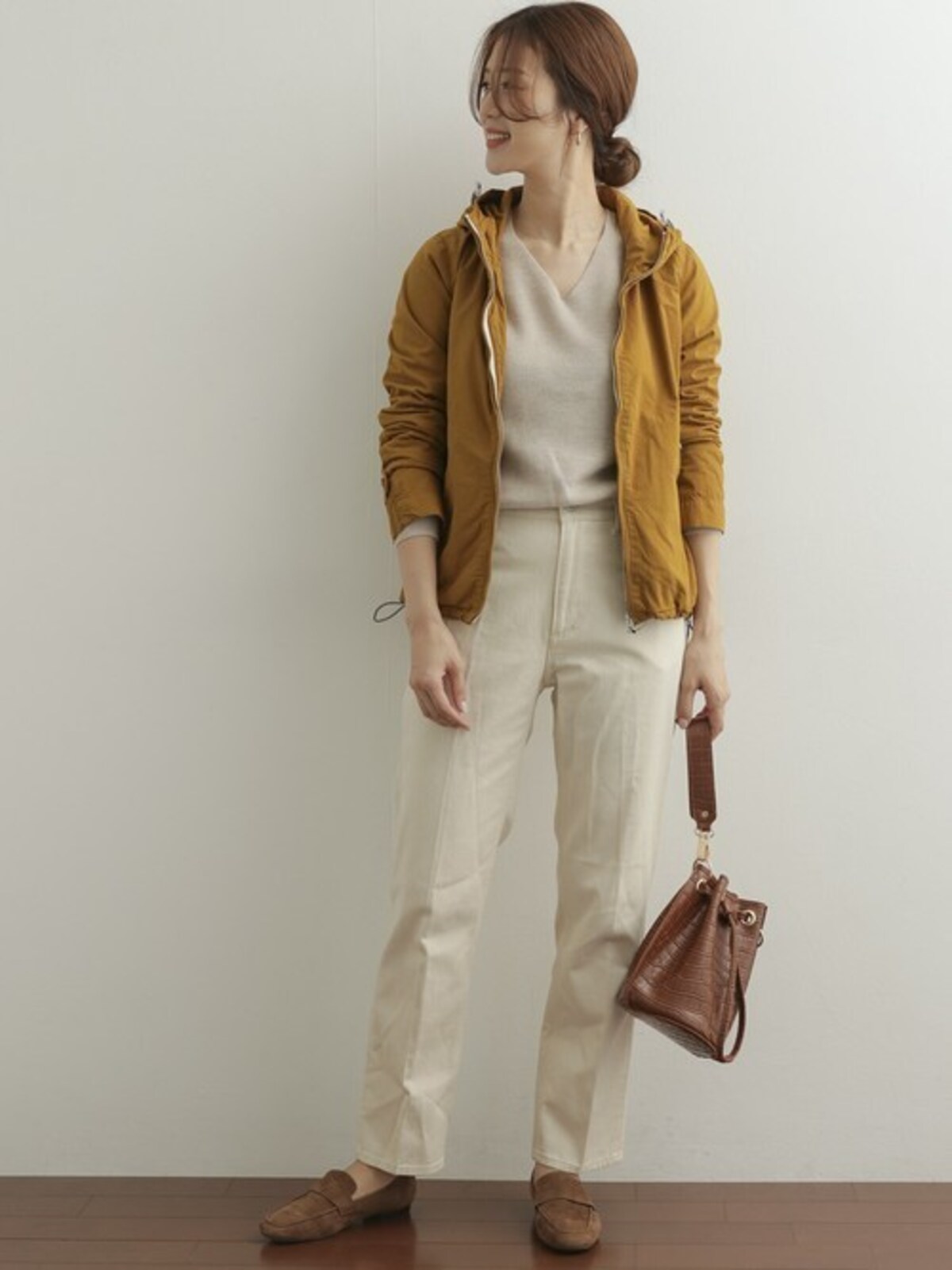 この秋のトレンド、マウンテンパーカと白デニムは相性良し　出典：WEAR