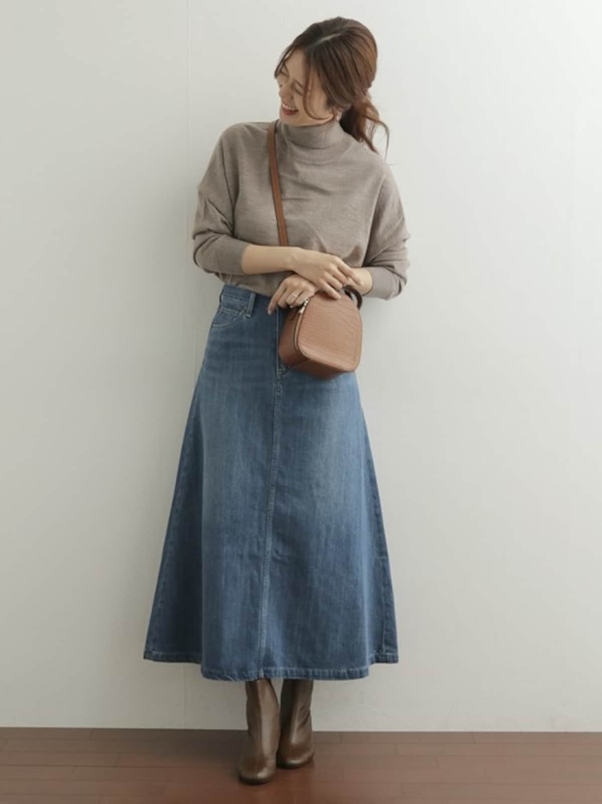 フレアシルエットの長め丈デニムスカートはブーツ合わせが一押し　出典：WEAR