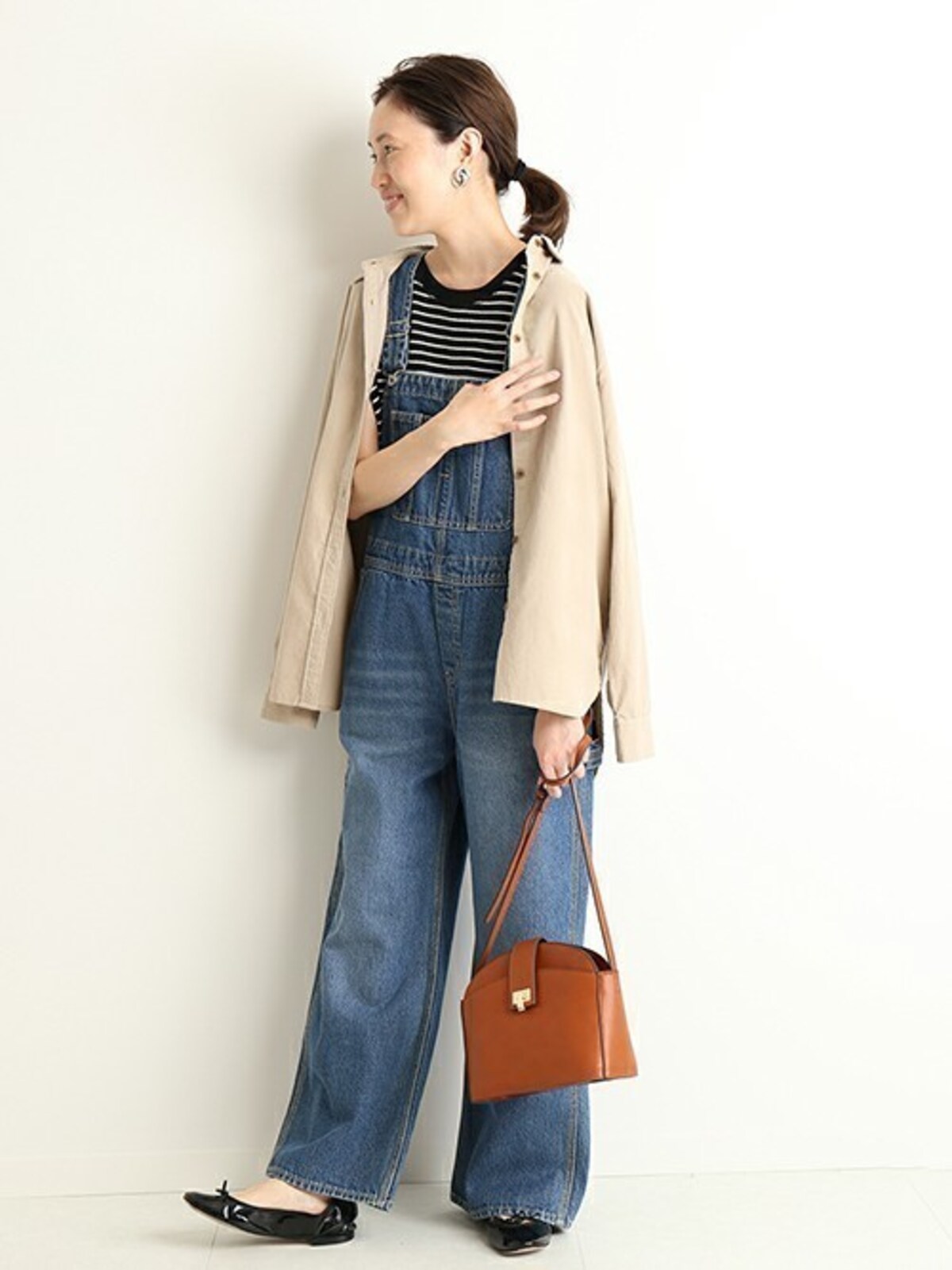 デニムやコーデュロイなど、この秋はサロペットも人気です　出典：WEAR