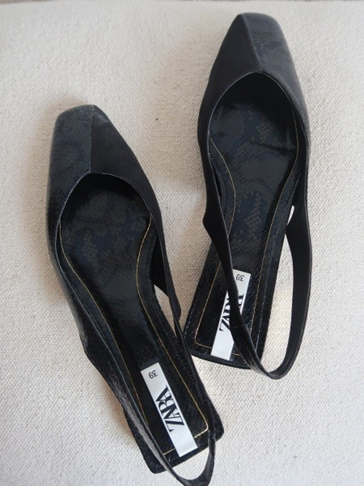 ZARA 2990円（税抜）