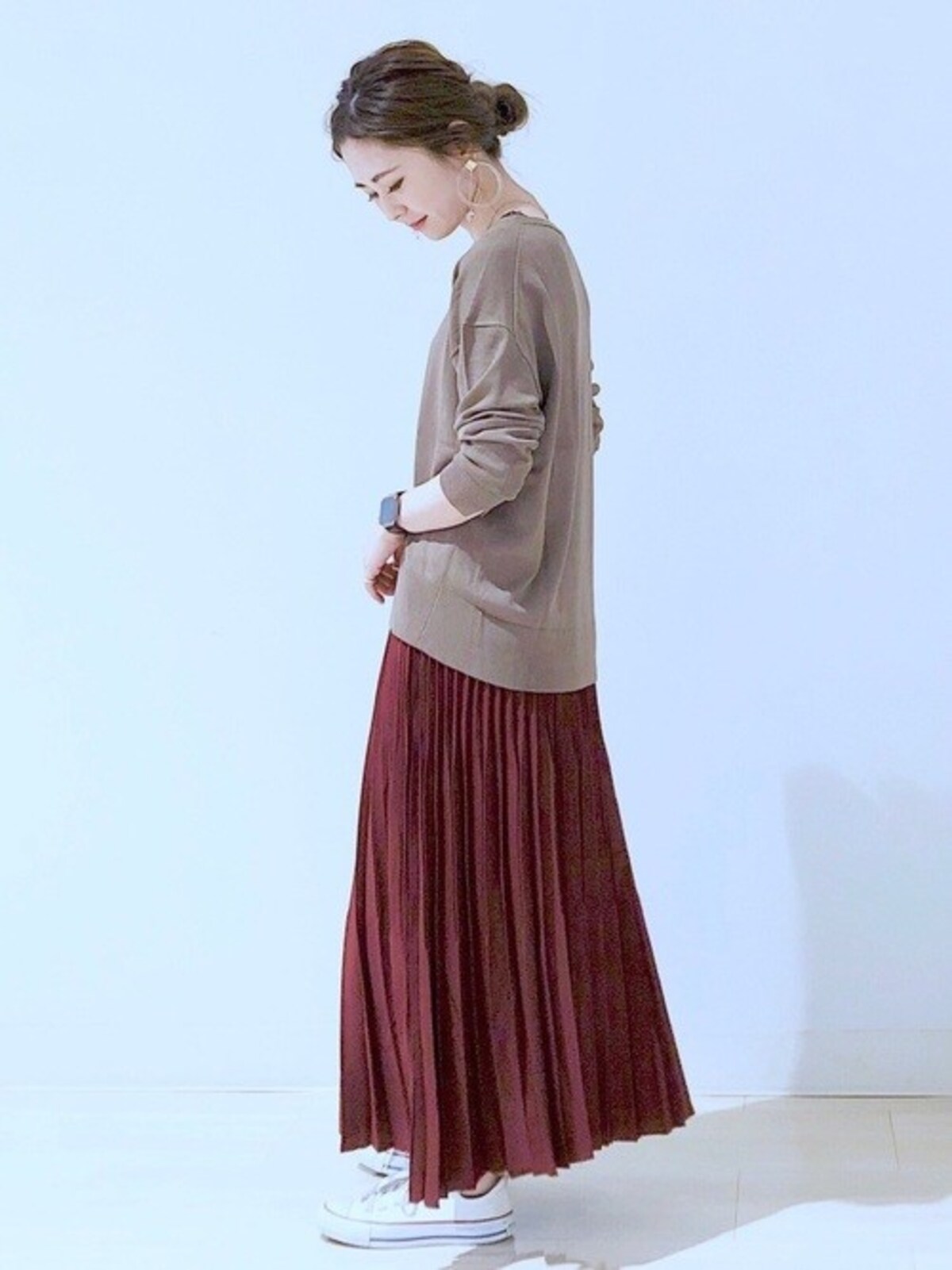 ゆったりトップスなら腰回りもヒップもカバーできる　出典：WEAR