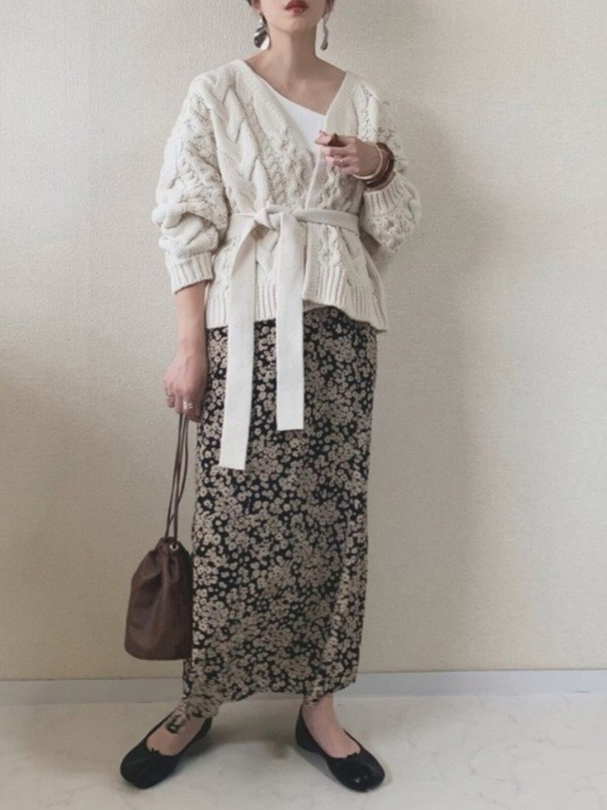 ざっくりニットでも着ぶくれせず、スカートにも合わせやすい　出典：WEAR