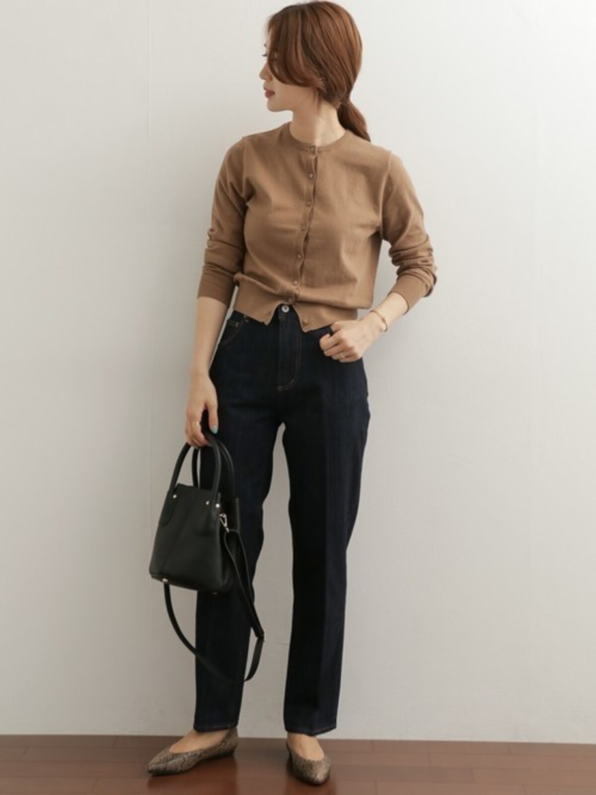 シックなカラーのカーデを持っておくと着回しが効いて便利です　出典：WEAR