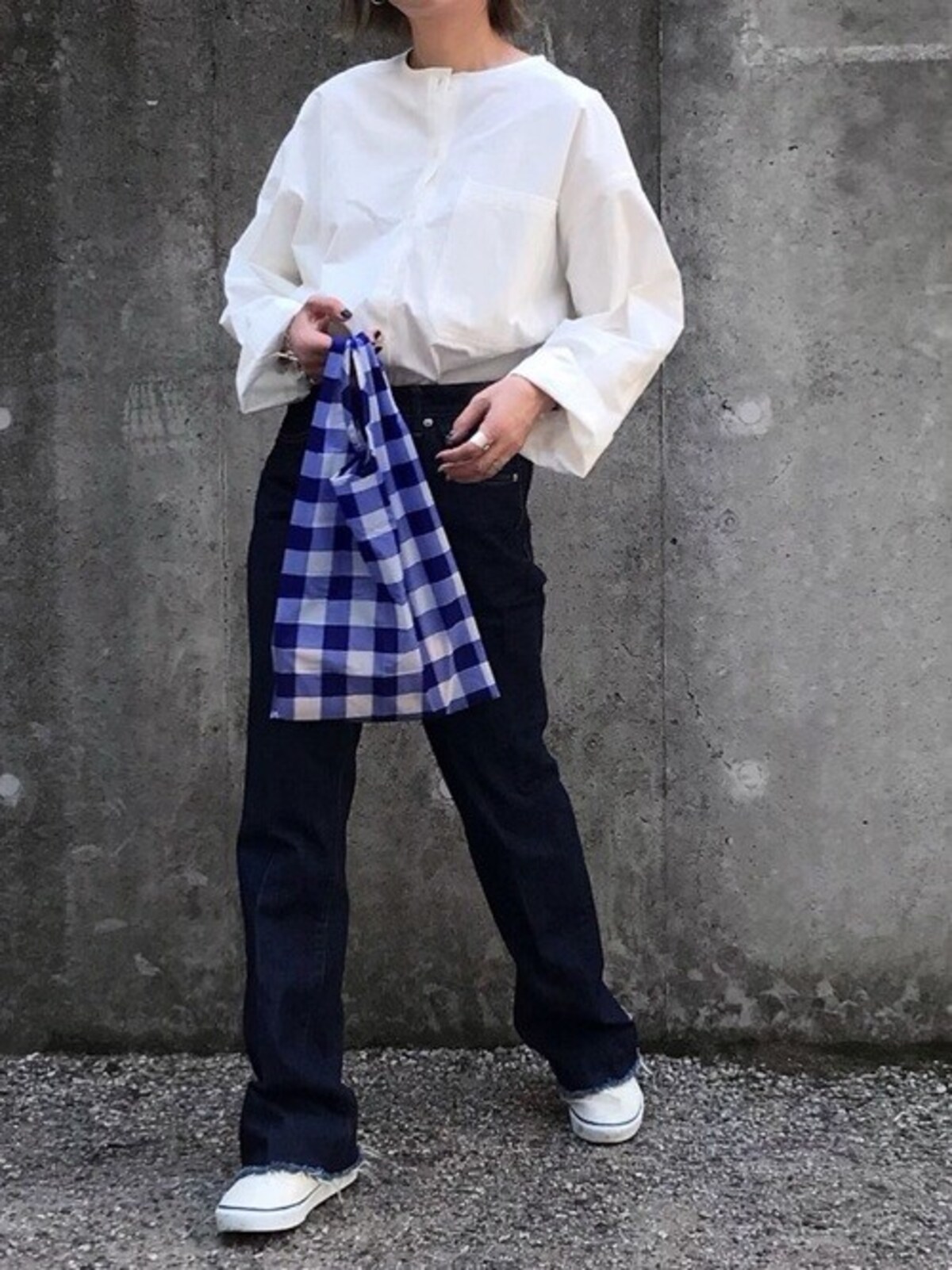 ノーカラーの白シャツはクルーネック感覚で着られる　出典：WEAR
