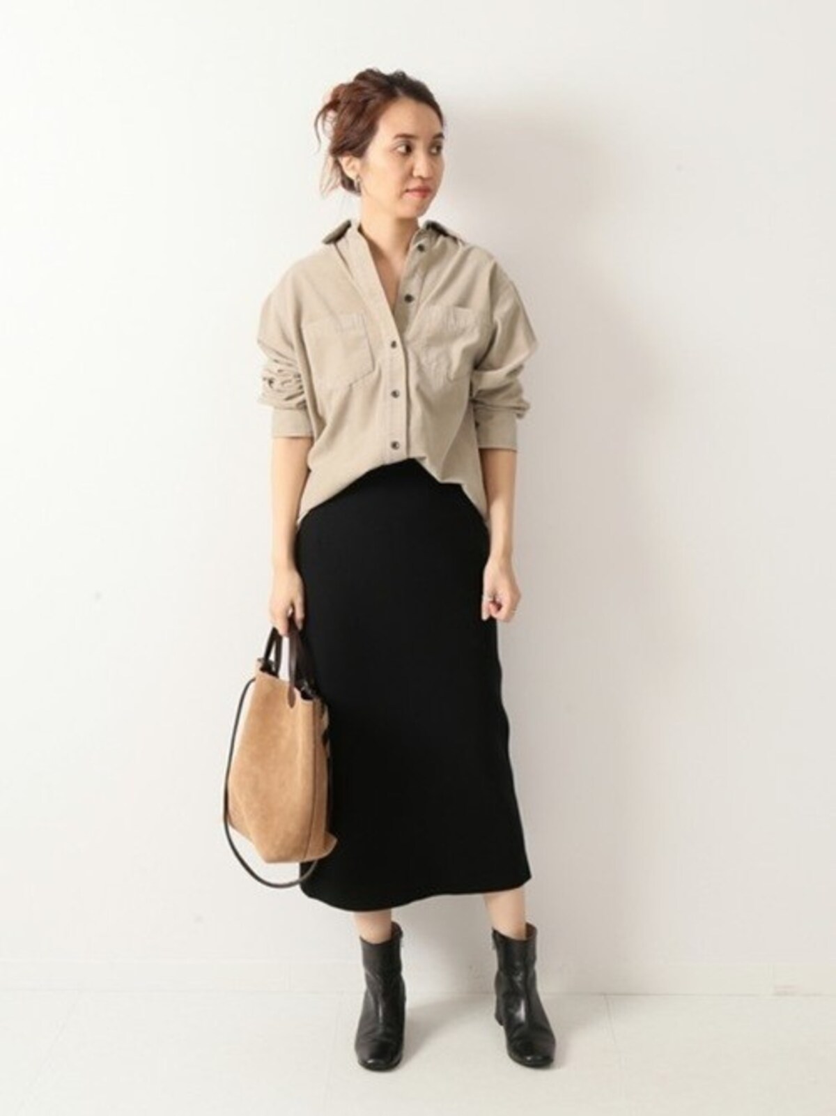 白シャツほど真面目すぎないので着まわしやすいのがメリット　出典：WEAR