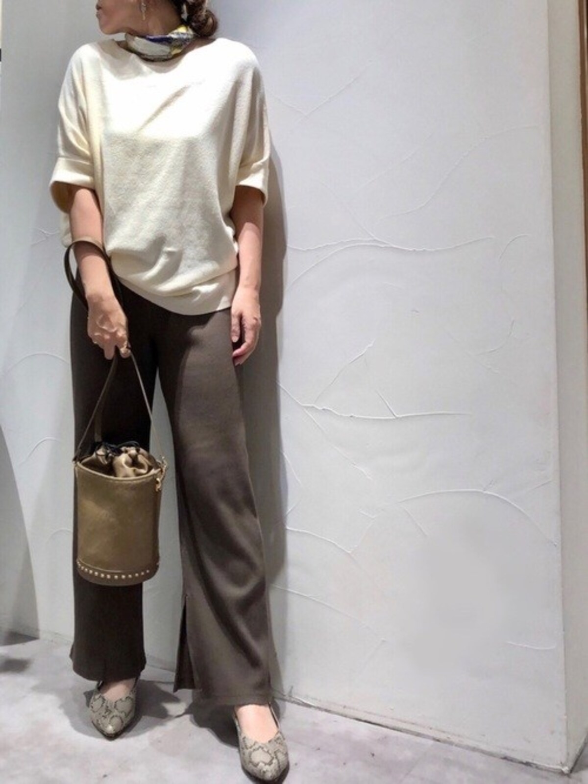 パイソン柄は大人のシンプルコーデにぴったり　出典：WEAR