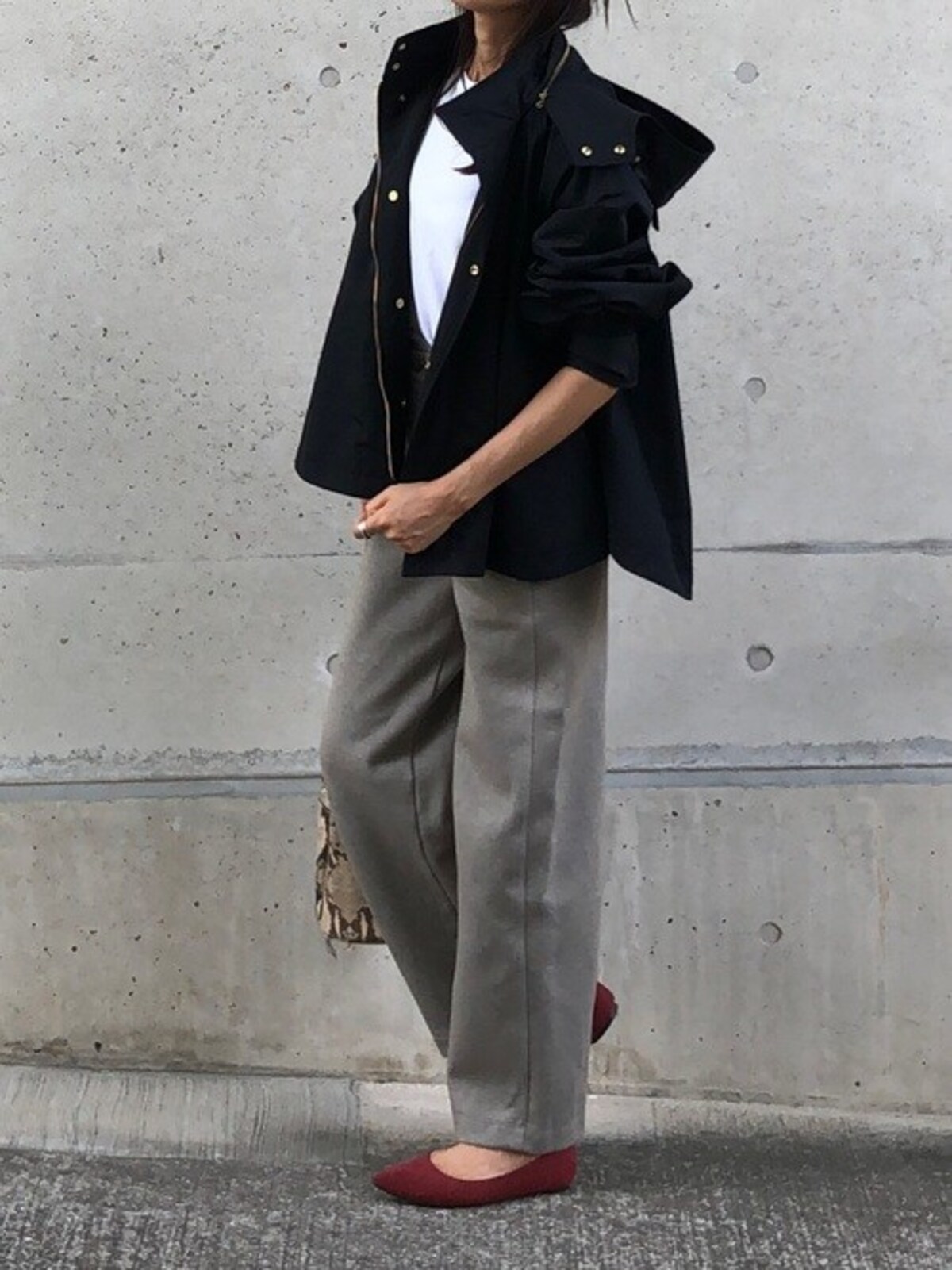 モノトーン系コーデのアクセントにもぴったり　出典：WEAR
