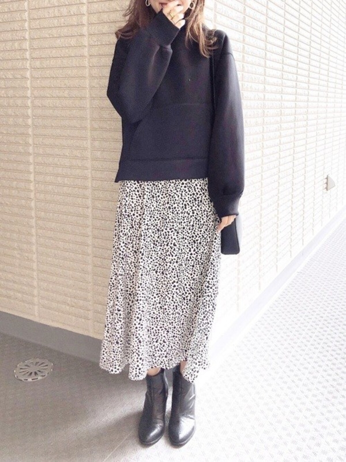 今年人気の柄スカートも黒スウェットで大人っぽく　出典：WEAR
