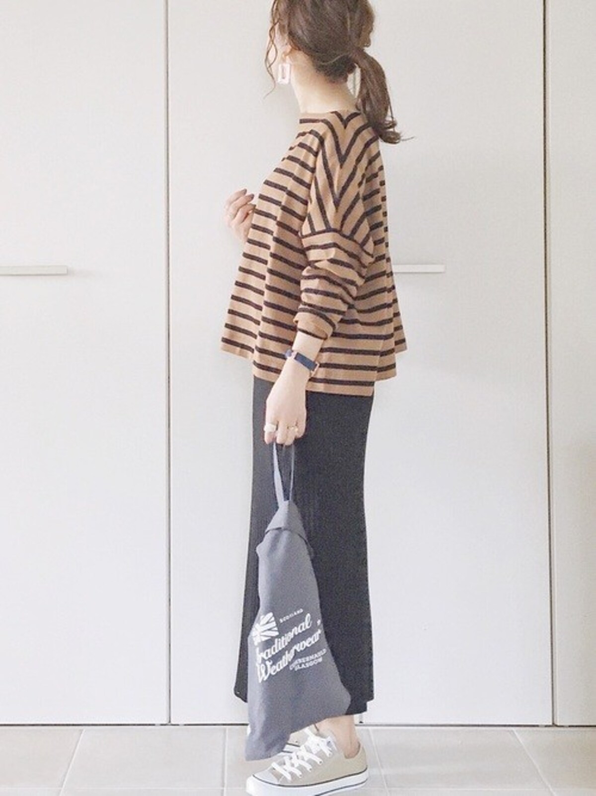 ショート丈＆ドロップショルダーなど、間延びしないデザインが使いやすい　出典：WEAR