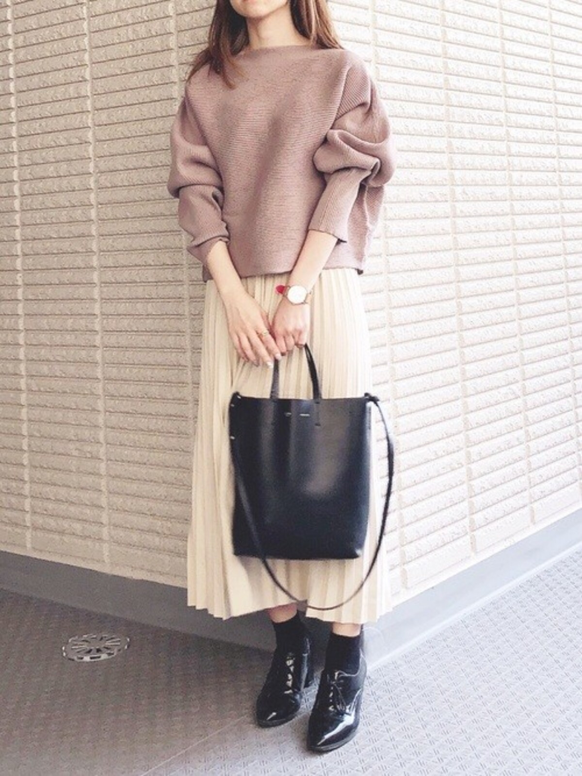 ふんわりしたフェミニンさが可愛い白プリーツはブーツで引き締めて　出典：WEAR