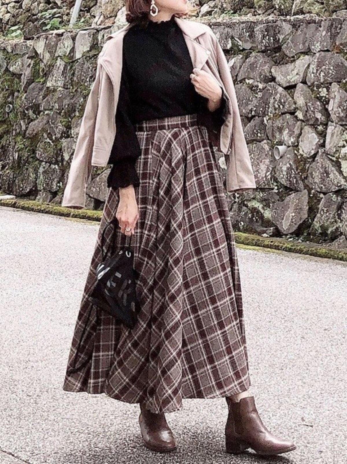 マキシ丈のAライン柄スカートもショートブーツと相性よし　出典：WEAR