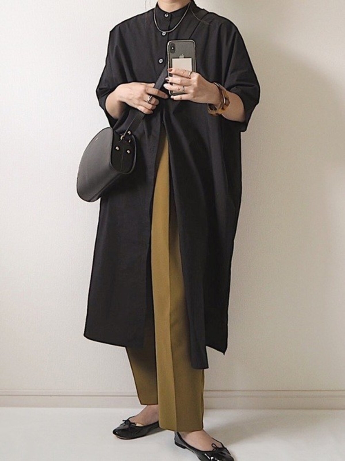 ロング丈のシャツは前を開いてパンツに合わせても新鮮でおしゃれ　出典：WEAR