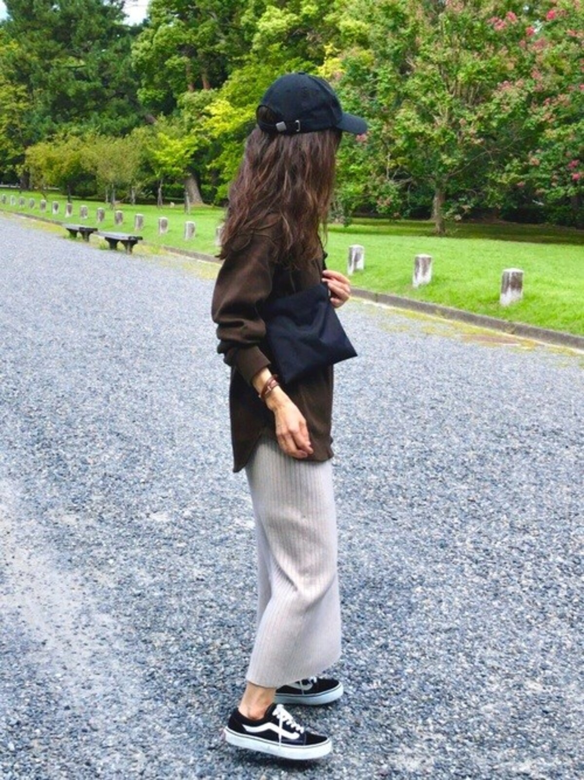 リュックほど大きすぎずショルダーよりも手軽なサコッシュは狙い目　出典：WEAR