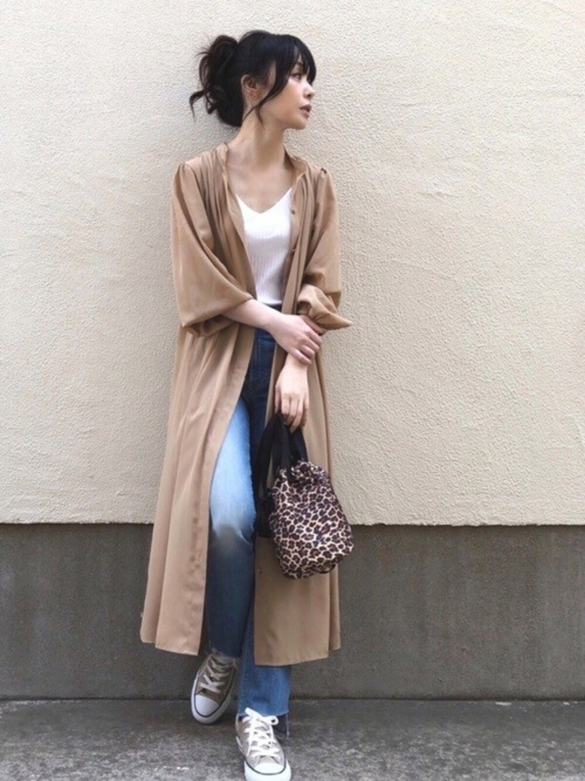 ガウンやシャツワンピ、ロングカーデなど縦長なアウターと相性よし　出典：WEAR