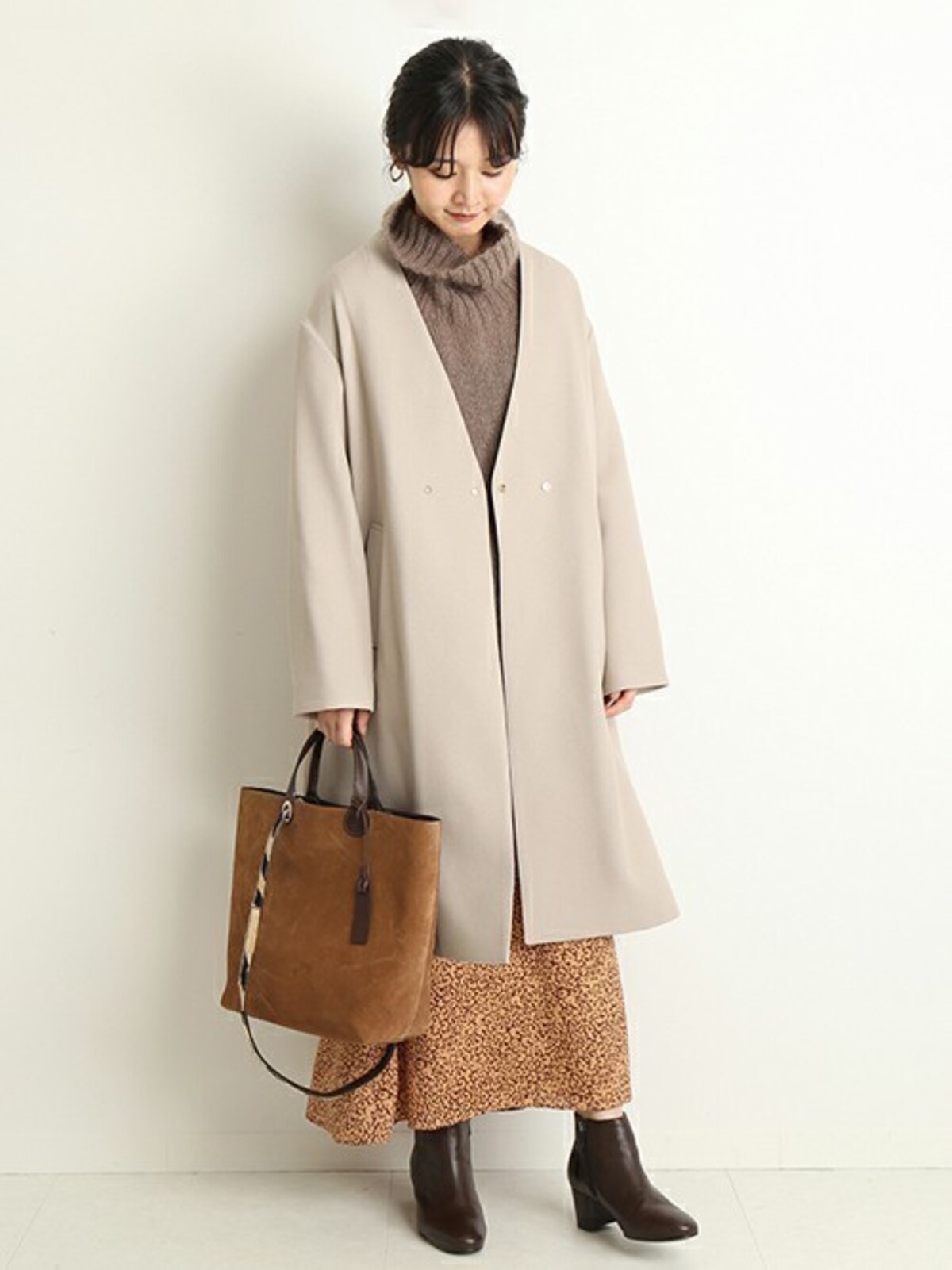 スカート＆ショートブーツを裾からのぞかせる着こなしも◎　出典：WEAR