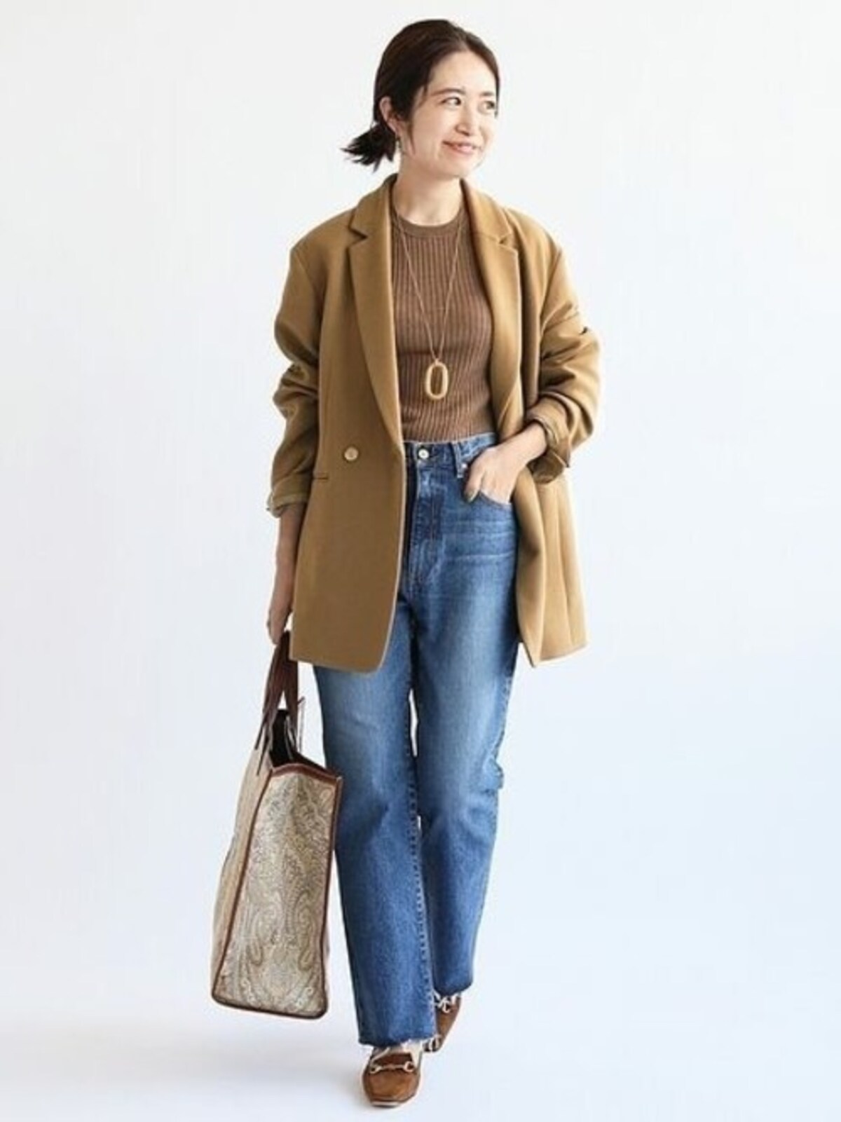生地が厚めでアウター替わりにもなるジャケットが便利　出典：WEAR