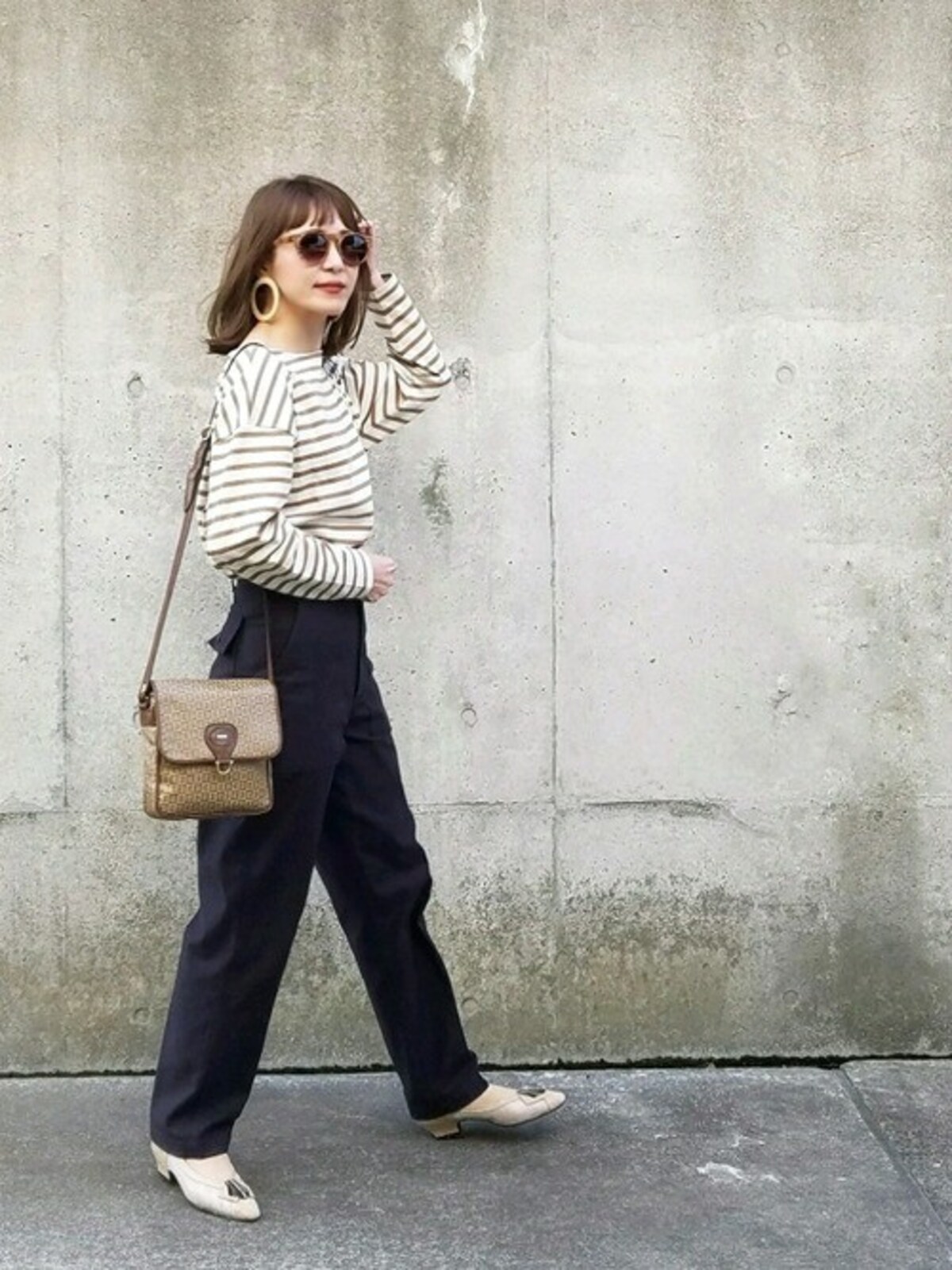 定番のボーダー＆デニムコーデをきれいめパンツにすると洗練された印象に　出典：WEAR