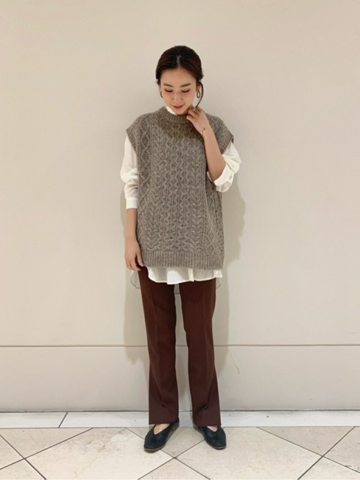 ニットのセーターやベストなどふんわりしたトップスを辛口に締めてくれるセンタープレスパンツ　出典：WEAR