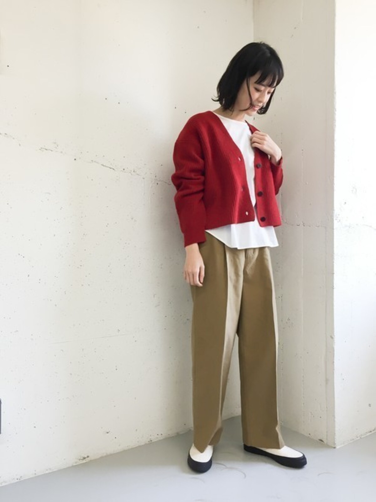 ほっこりしがちなクルーネックカーディガンをスタイリッシュに　出典：WEAR