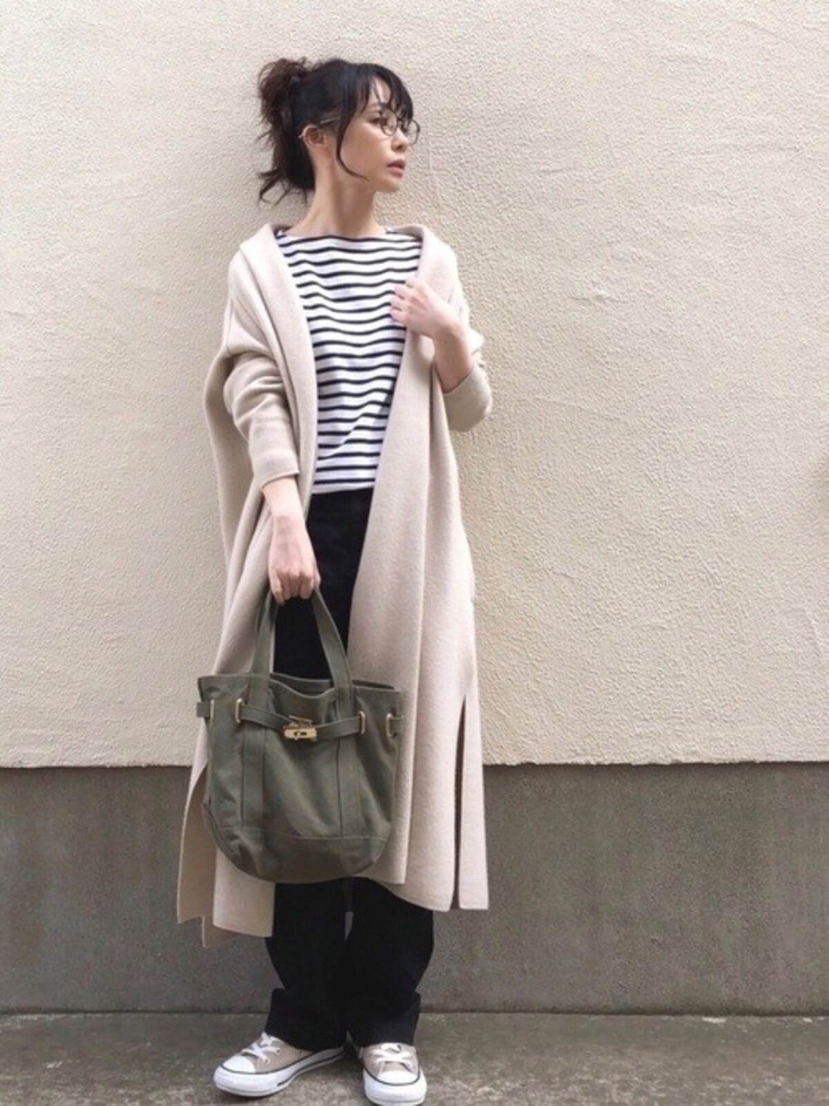 トップス＆ボトムスはメリハリのつく配色を＆まとめ髪も相性よし　出典：WEAR
