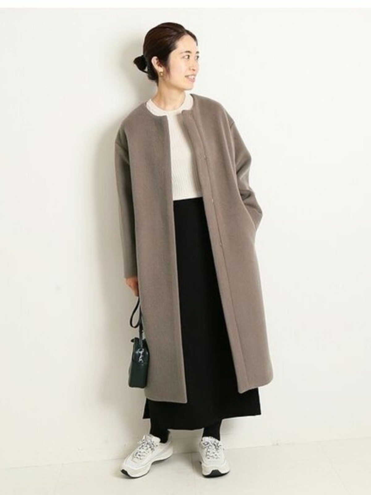 ウール100％のコートで暖かさはキープしつつ、ノーカラーでアレンジも自在　出典：WEAR