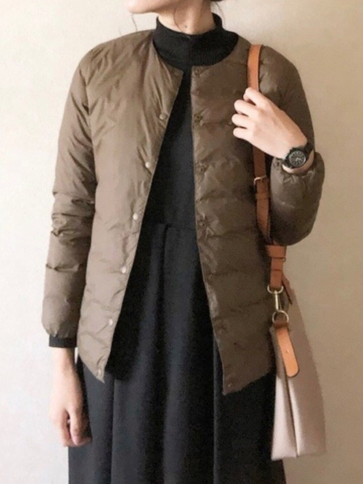 ノーカラーのダウンジャケットをダークカラーコーデですっきり着て　出典：WEAR