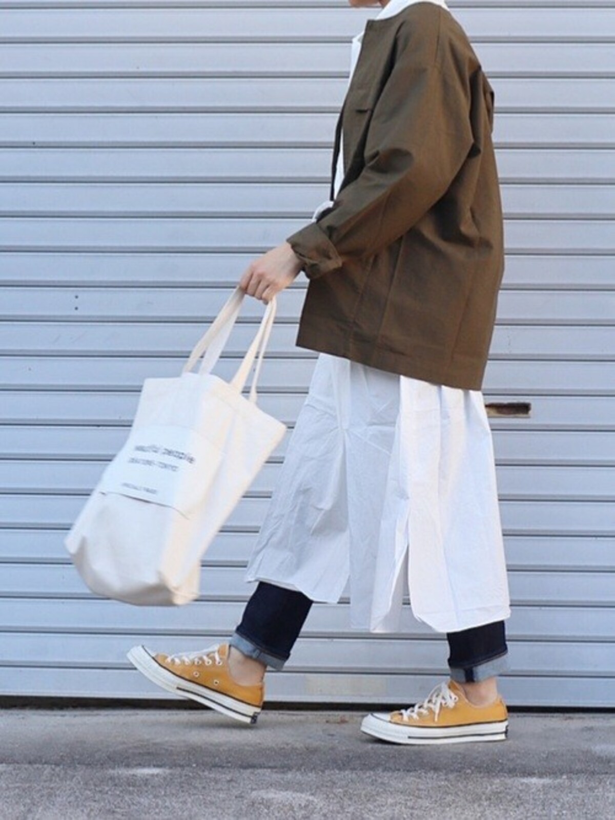 無印良品のノーカラーブラウスを羽織り風に着ても◎　出典：WEAR