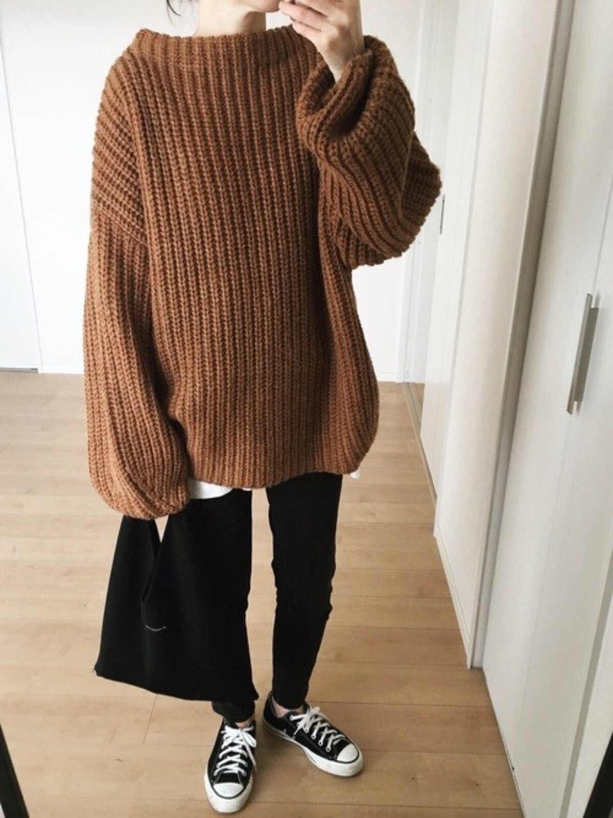 辛口な黒のパンツは万能に合わせられる　出典：WEAR