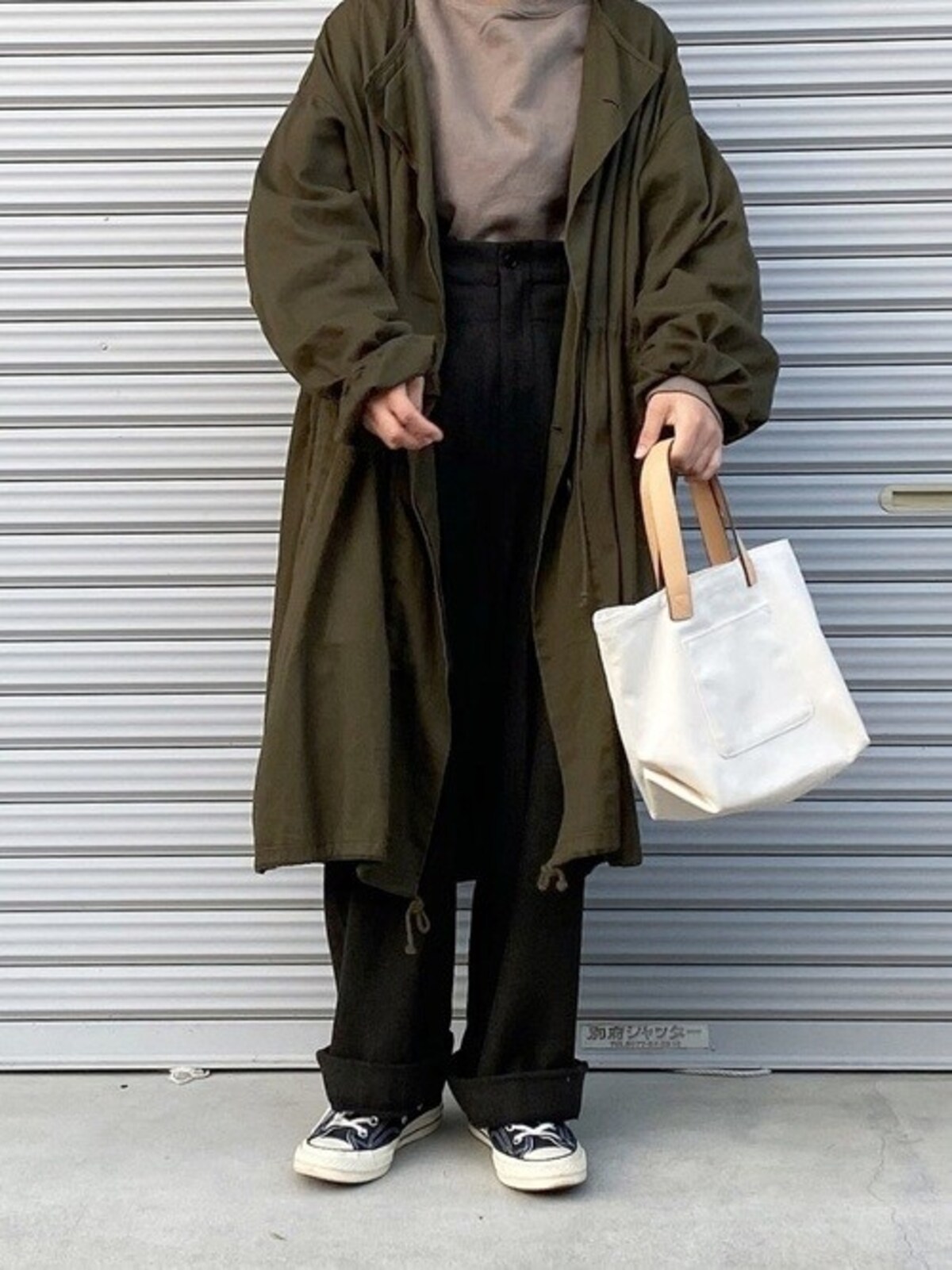シンプルなトートバッグは辛口カジュアルコーデと相性よし　出典：WEAR