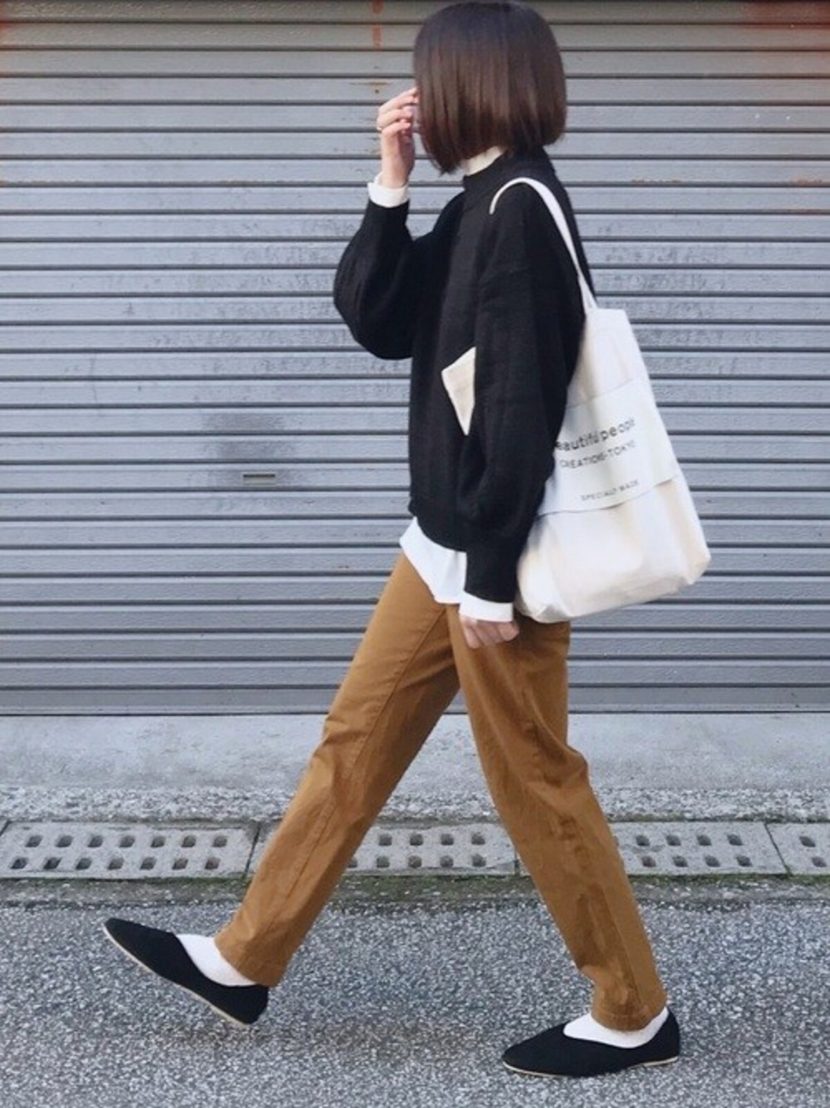 無印良品のブラウンパンツに黒＆白を効かせてメリハリを　出典：WEAR