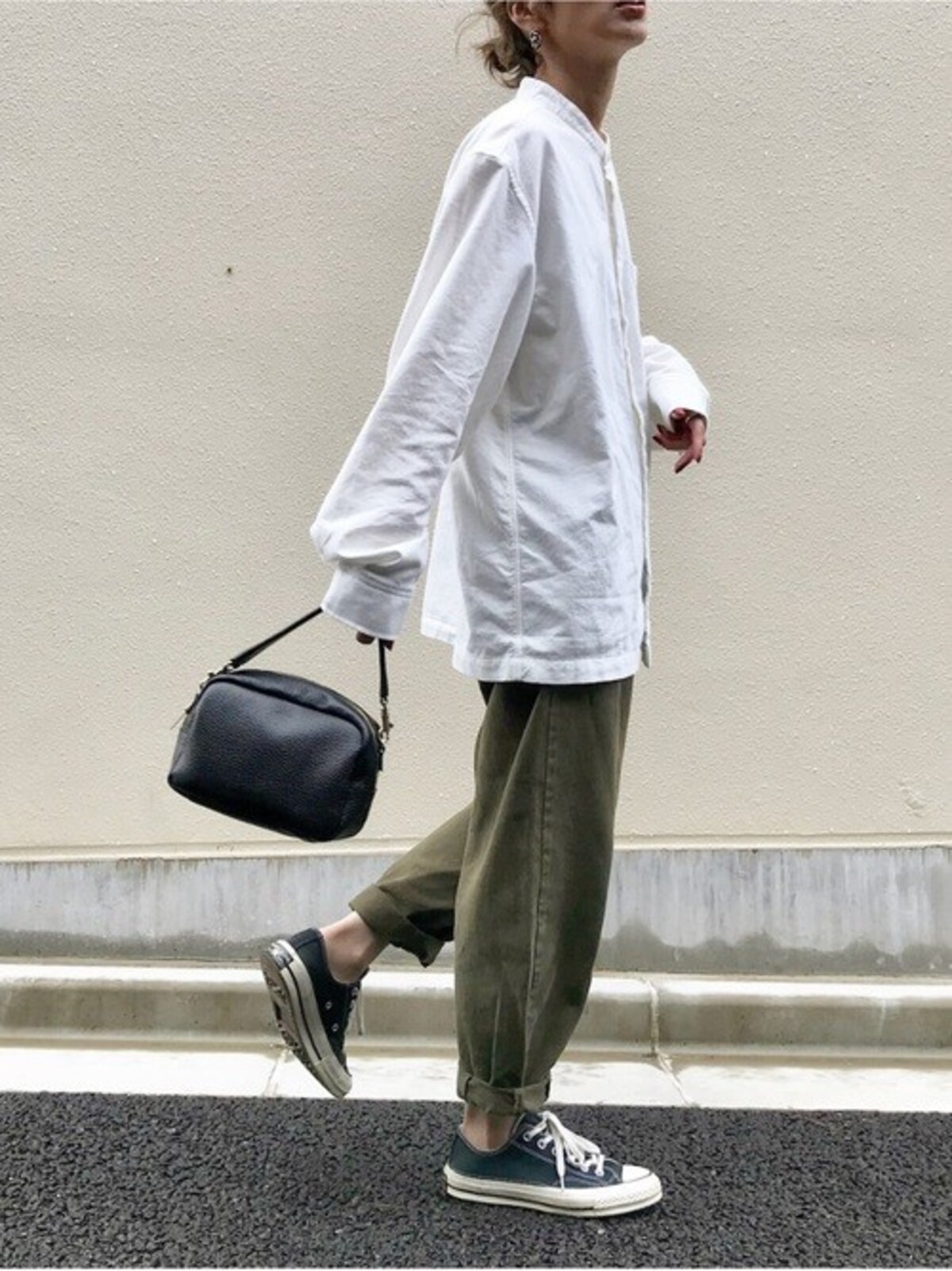 無印良品の白シャツは青みカーキと合わせて辛口に　出典：WEAR