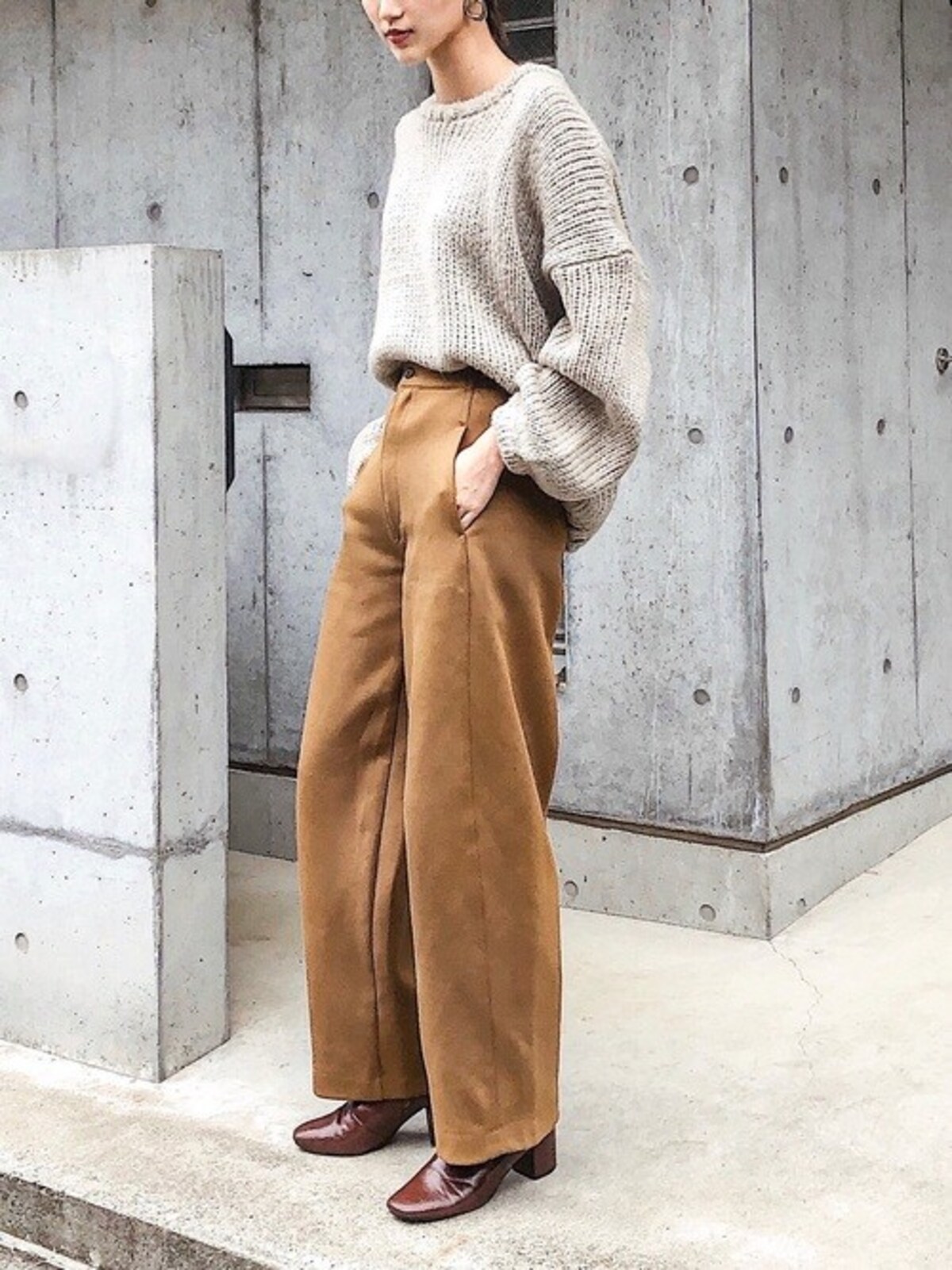 「ワイドフィットカーブジャージーパンツ」はゆとりがあるのでタイツの重ね履きにも　出典：WEAR