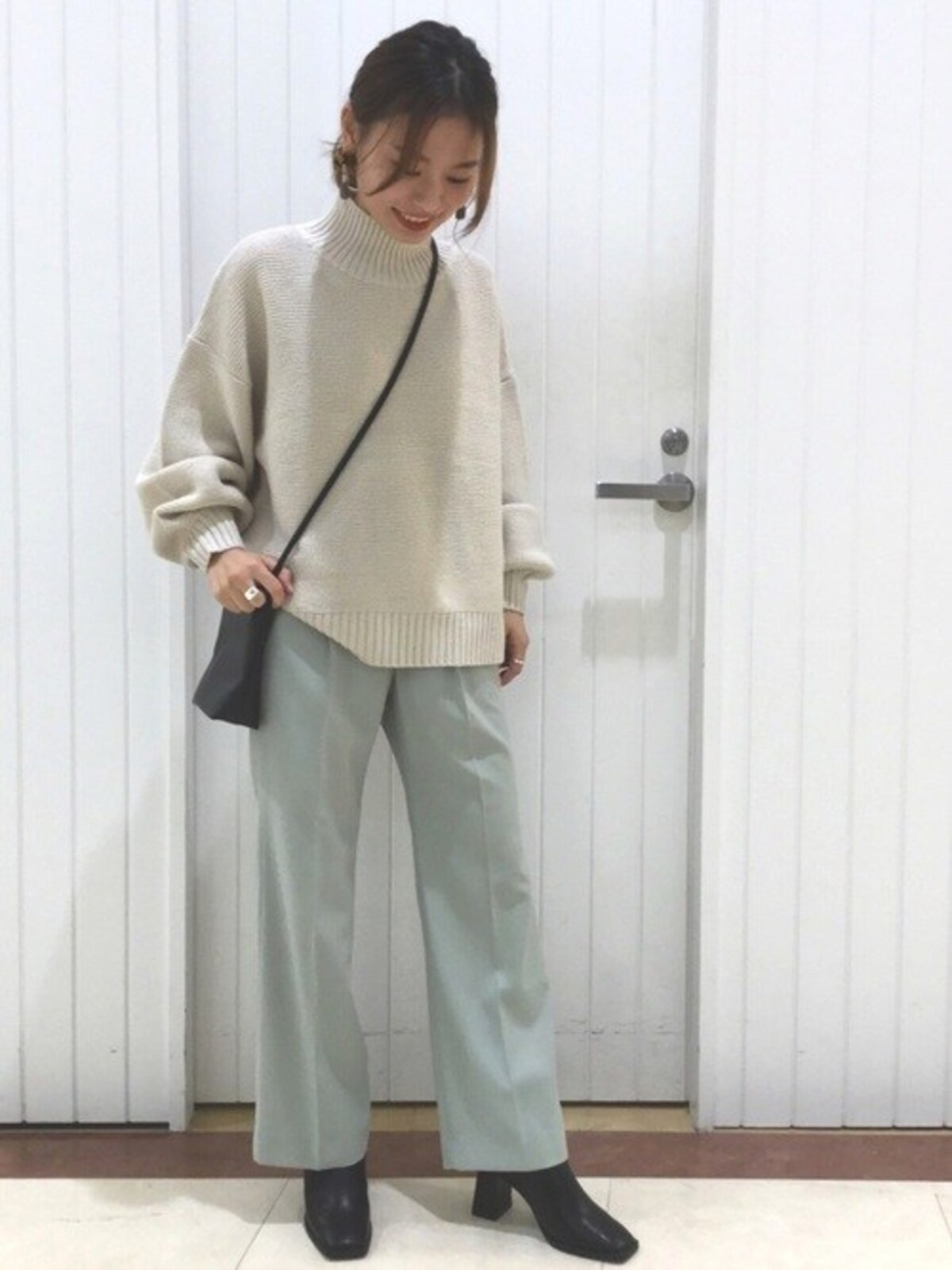 ワイドパンツにショートブーツを合わせると旬のバランスの足元に　出典：WEAR