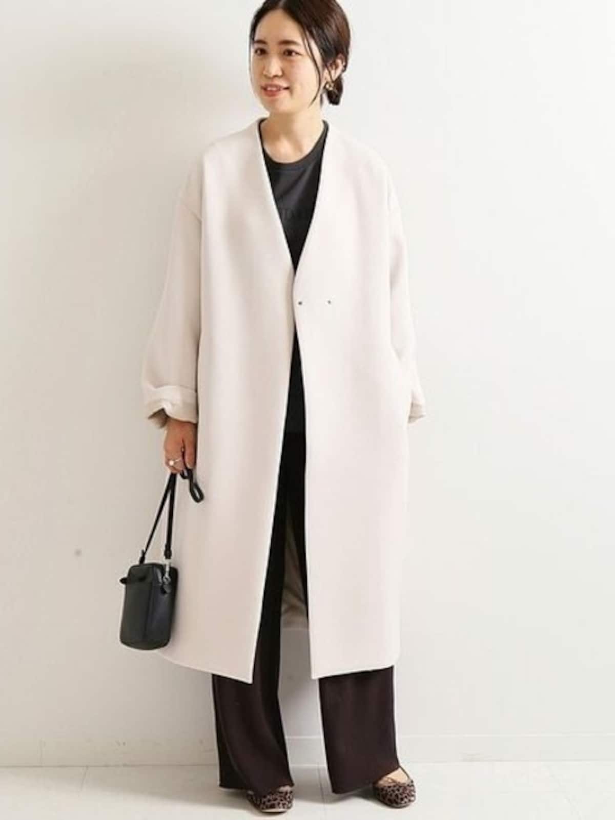 Vネックのノーカラーはより首元がすっきり見える効果が　出典：WEAR