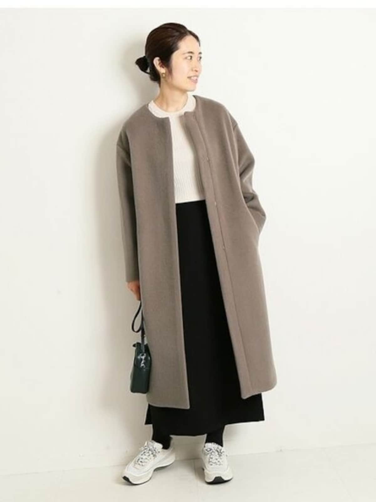 カジュアルコーデも女性らしい印象になるUネック　出典：WEAR