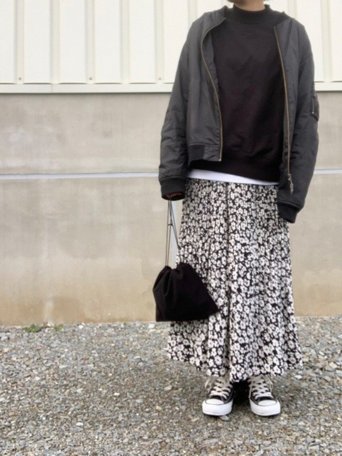 黒をメインでまとめると柄スカートも秋冬仕様に　出典：WEAR