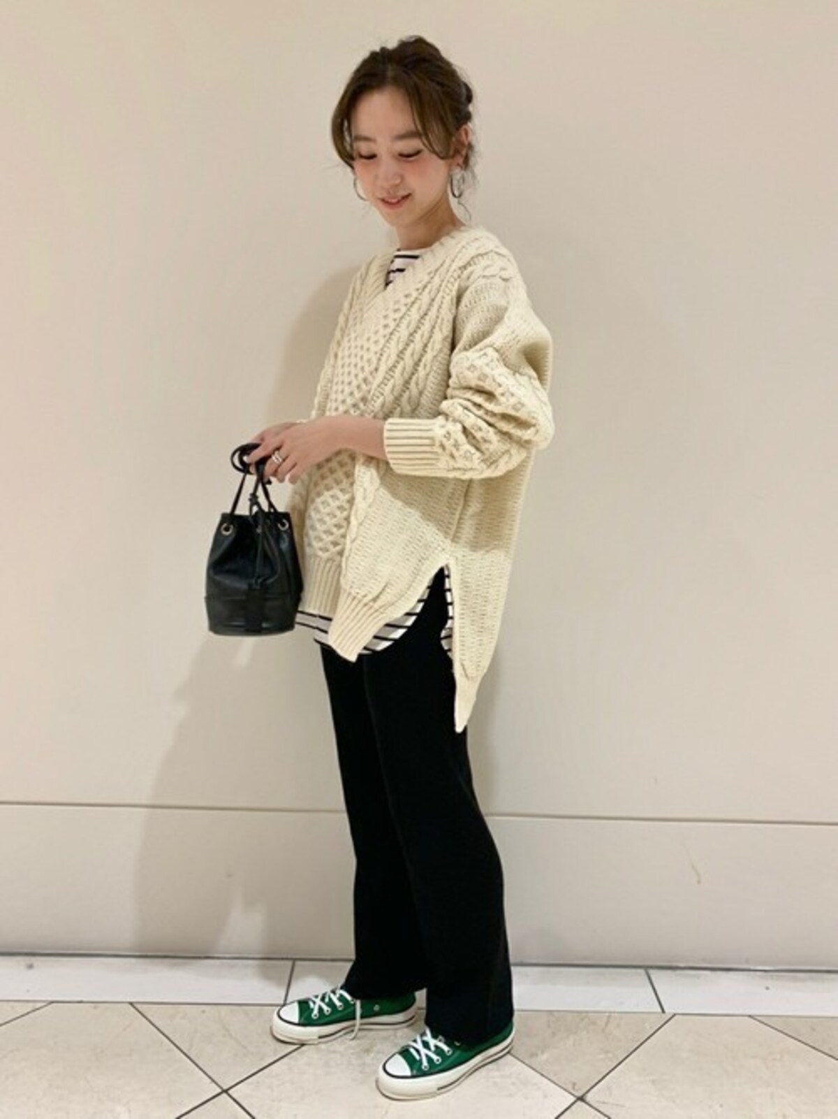 後ろが長く体型カバーでき、サイドスリットでボトムスもなじむ優秀なデザイン　出典：WEAR