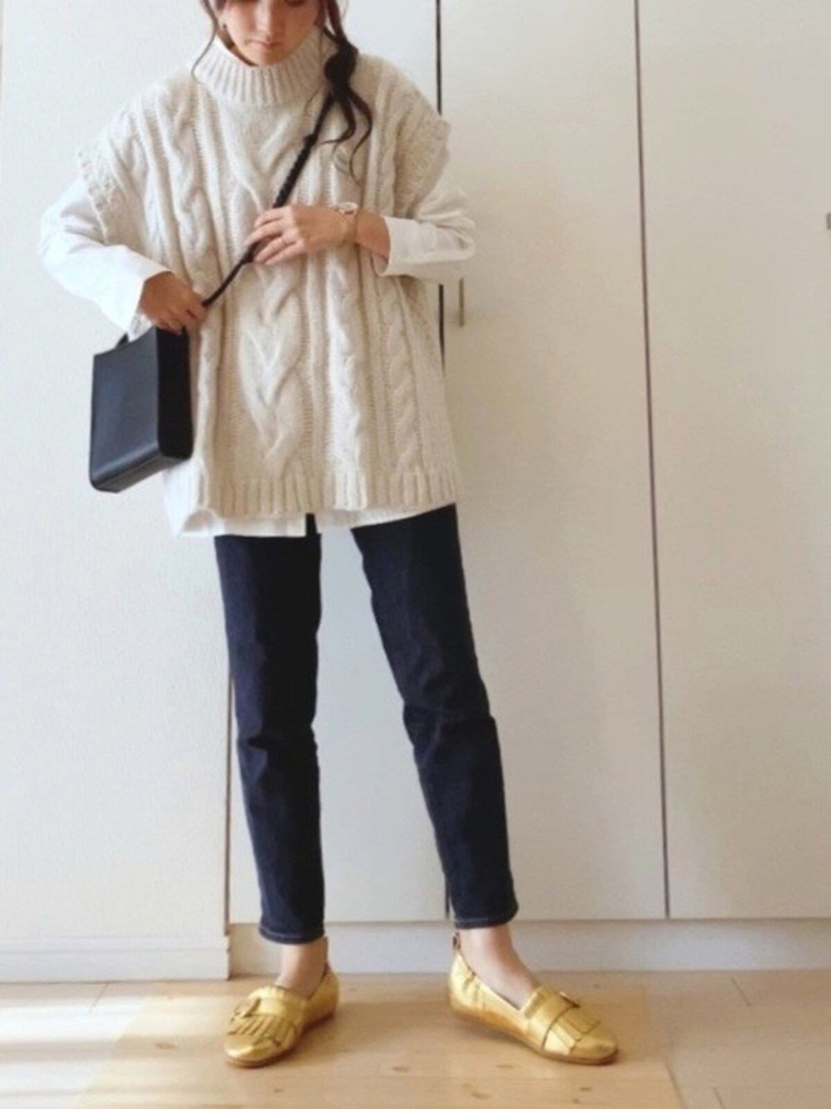 ロンT、シャツ、ブラウスとアイテム問わず重ねてOK  出典：WEAR